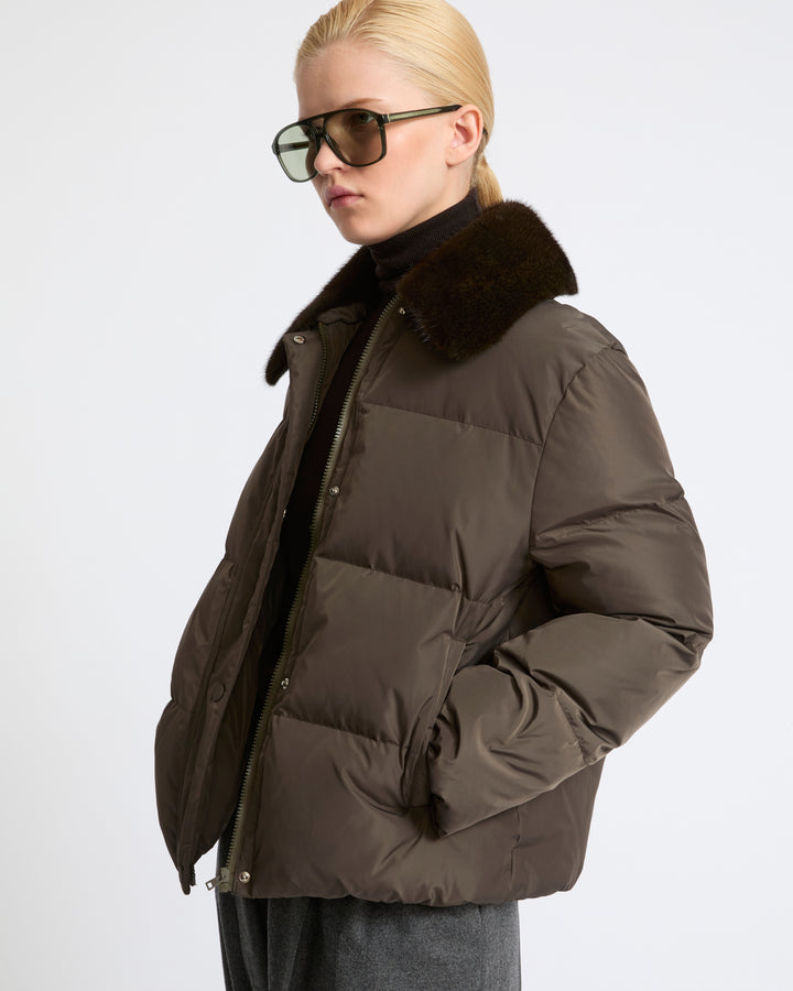 Doudoune courte en tissu technique imperméable avec col en fourrure de vison- Yves Salomon - Nouvelle collection Automne Hiver