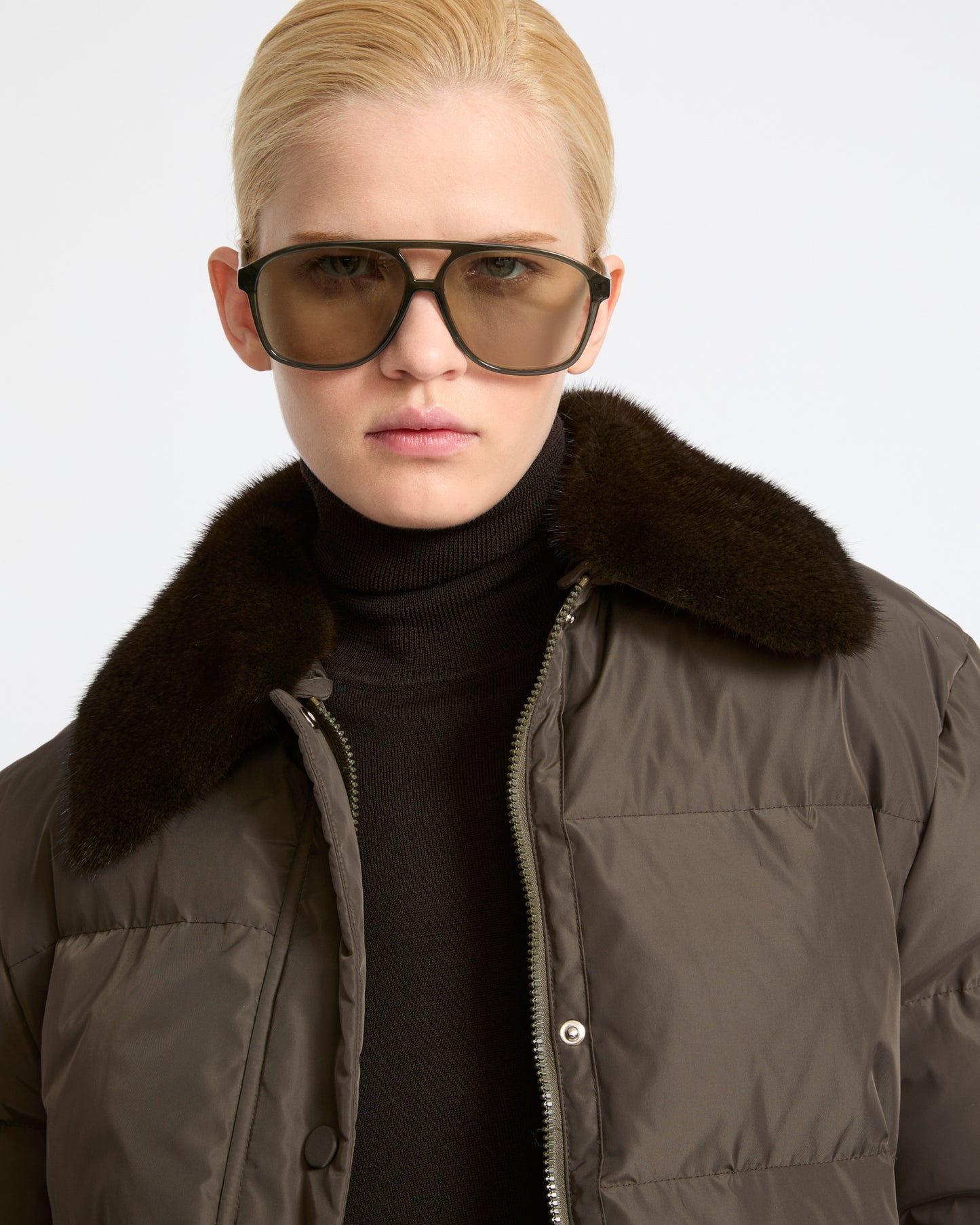 Doudoune courte en tissu technique imperméable avec col en fourrure de vison- Yves Salomon - Nouvelle collection Automne Hiver