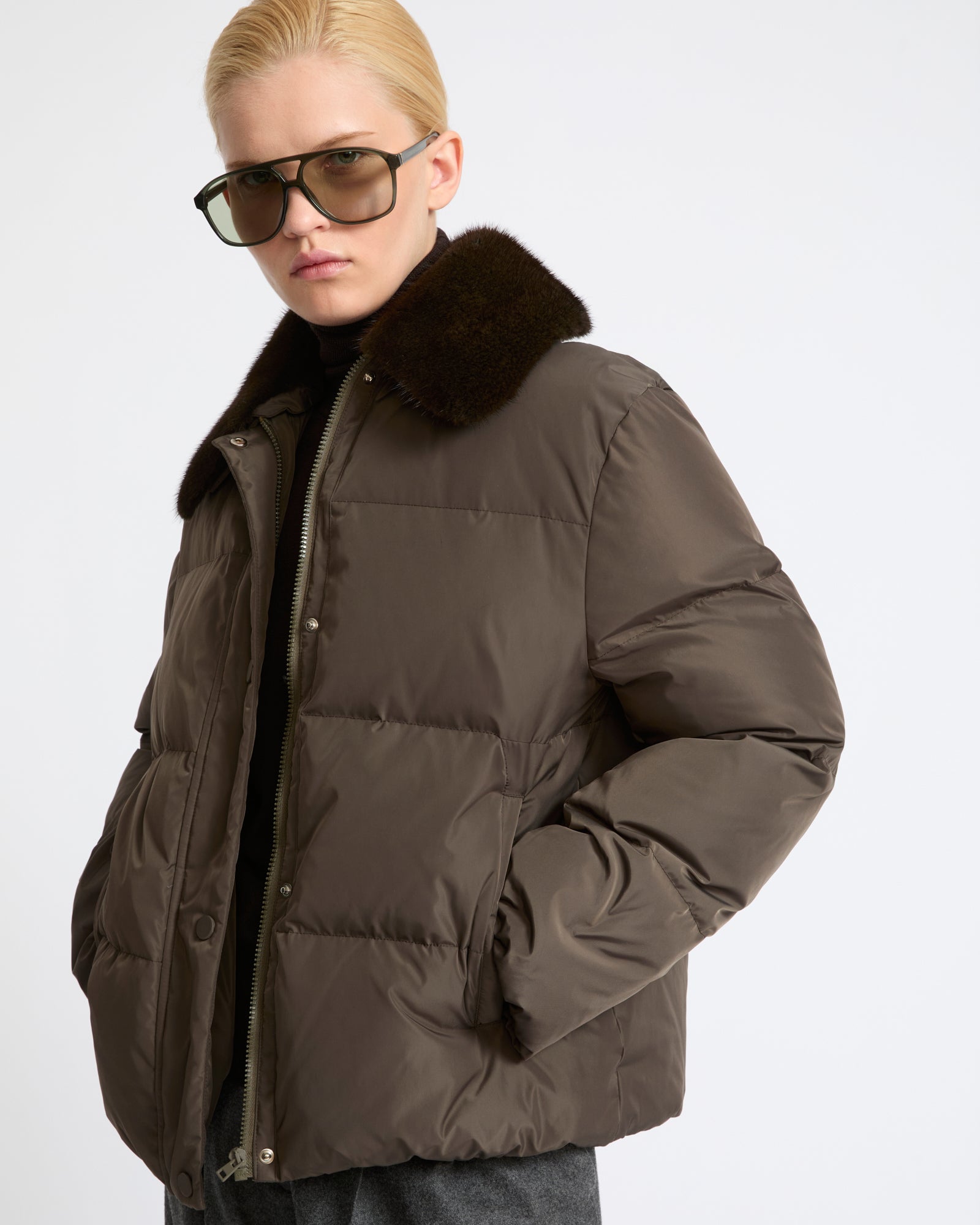 Doudoune courte en tissu technique imperméable avec col en fourrure de vison- Yves Salomon - Nouvelle collection Automne Hiver