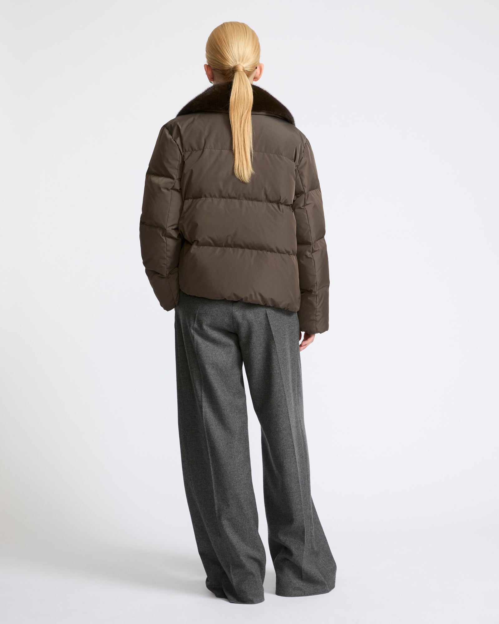 Doudoune courte en tissu technique imperméable avec col en fourrure de vison- Yves Salomon - Nouvelle collection Automne Hiver