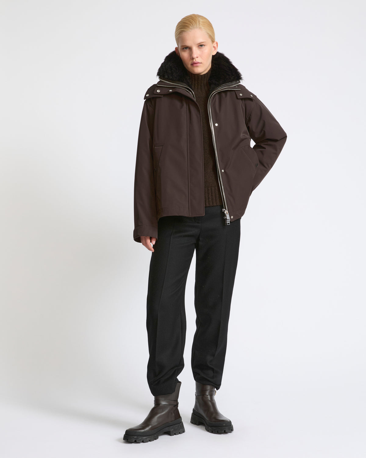 Parka courte à capuche en tissu technique imperméable et peau lainée d'agneau- Yves Salomon - Nouvelle collection Automne Hiver