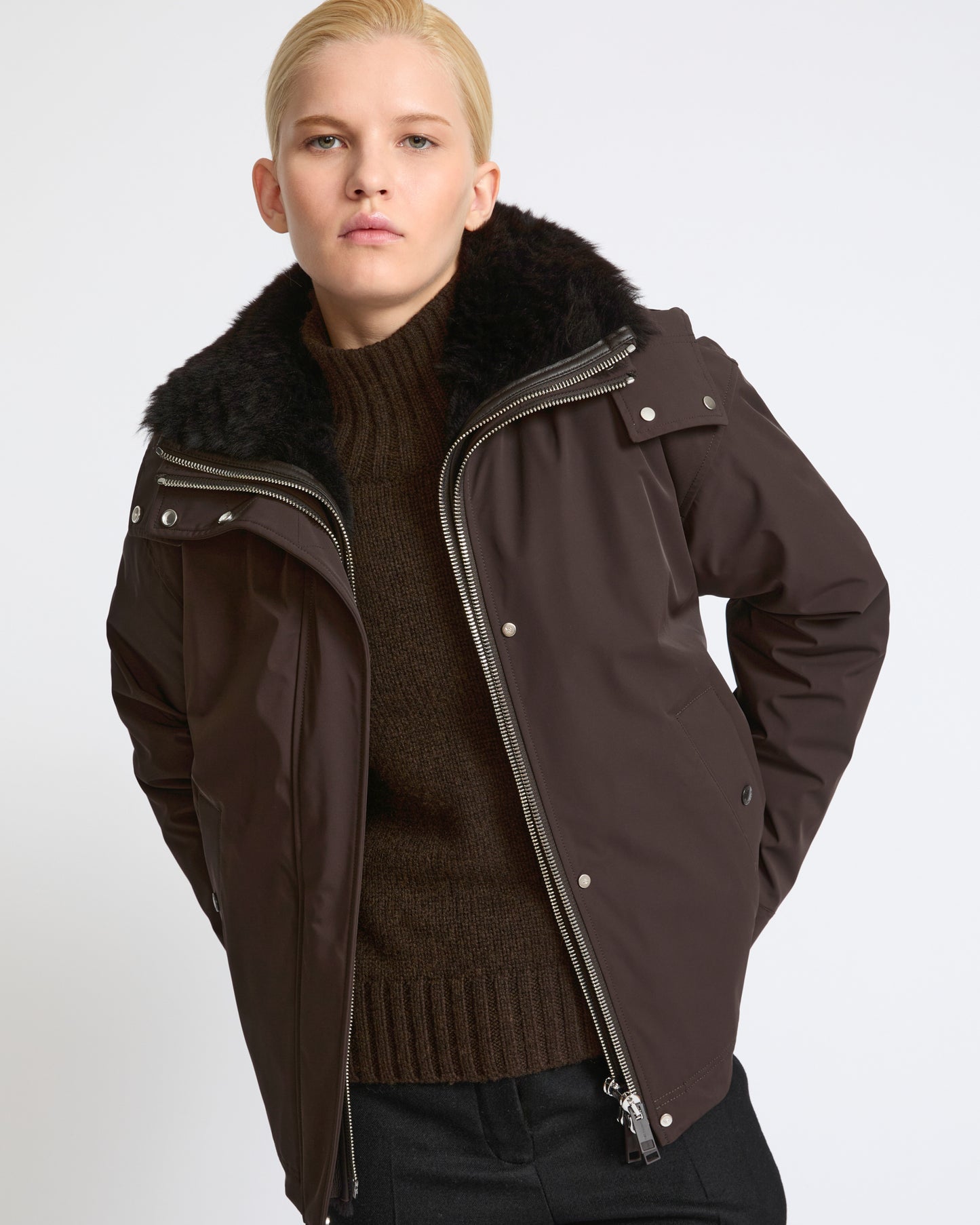 Parka courte à capuche en tissu technique imperméable et peau lainée d'agneau- Yves Salomon - Nouvelle collection Automne Hiver