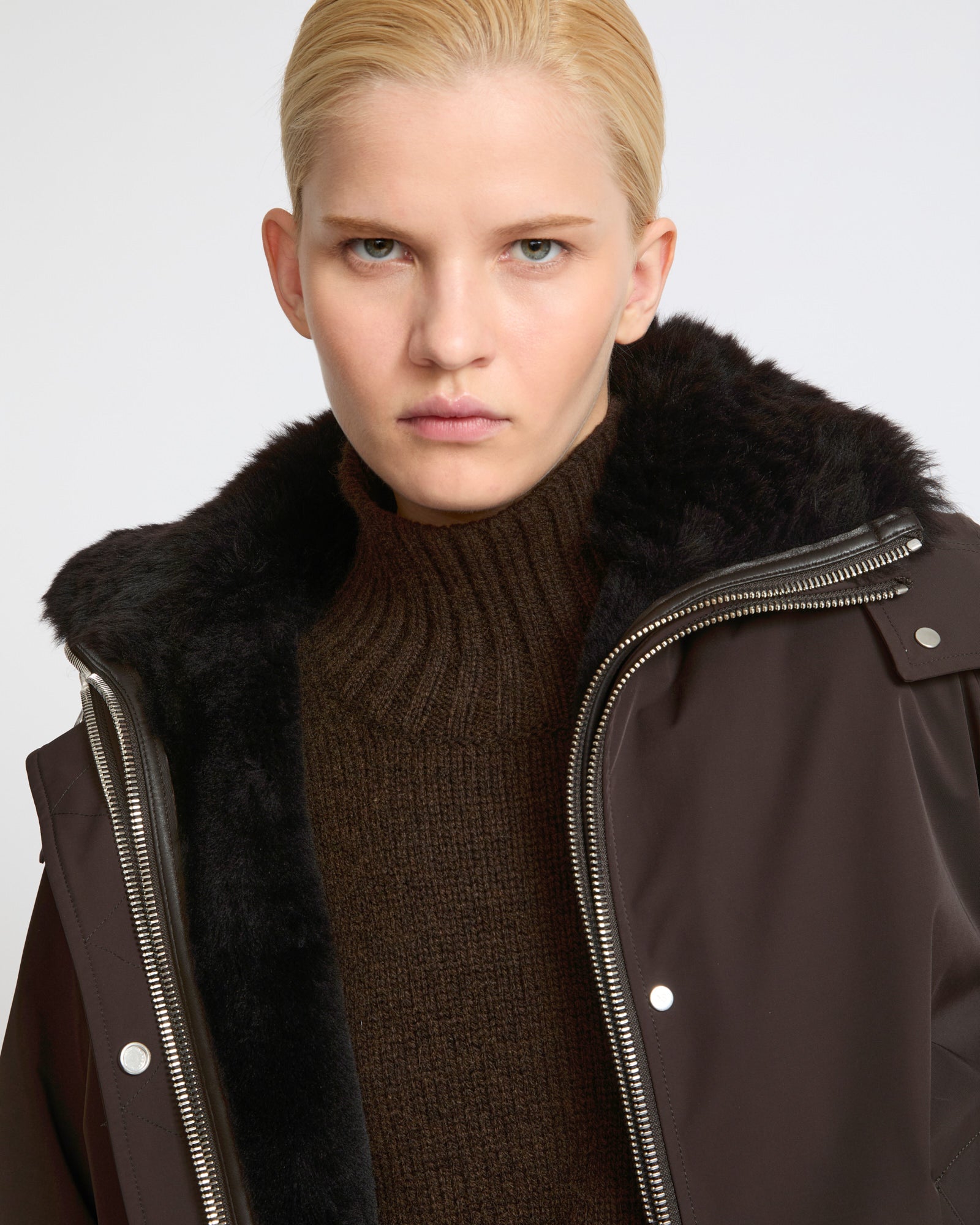 Parka courte à capuche en tissu technique imperméable et peau lainée d'agneau- Yves Salomon - Nouvelle collection Automne Hiver
