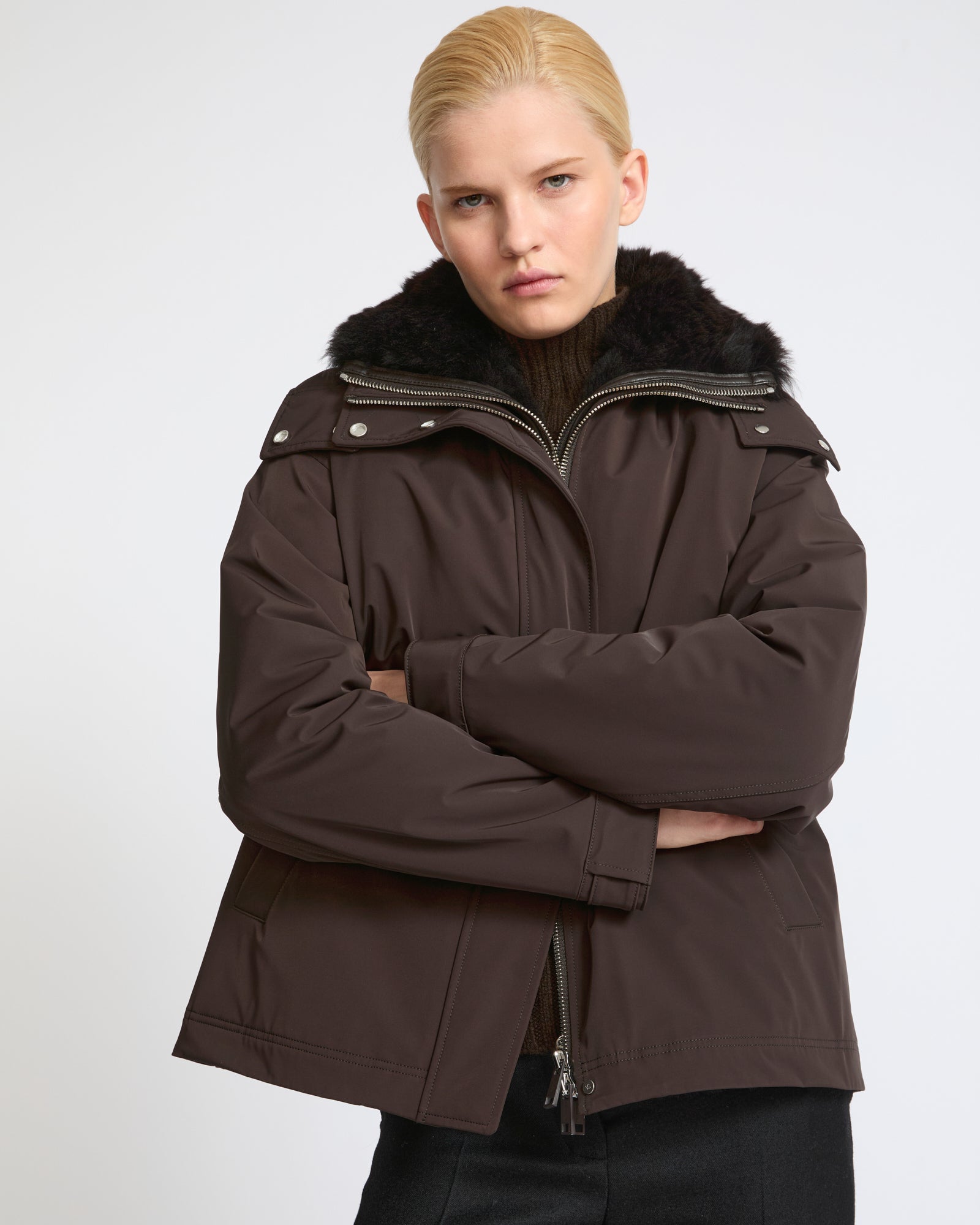 Parka courte à capuche en tissu technique imperméable et peau lainée d'agneau- Yves Salomon - Nouvelle collection Automne Hiver