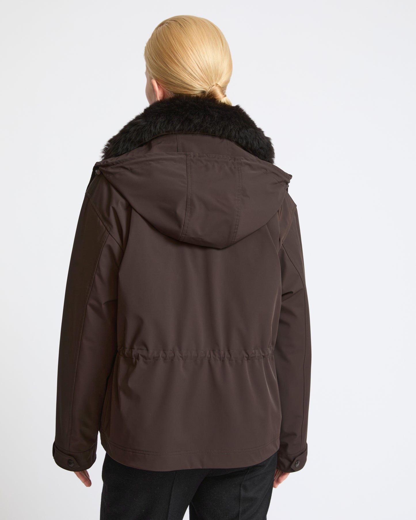 Parka courte à capuche en tissu technique imperméable et peau lainée d'agneau- Yves Salomon - Nouvelle collection Automne Hiver