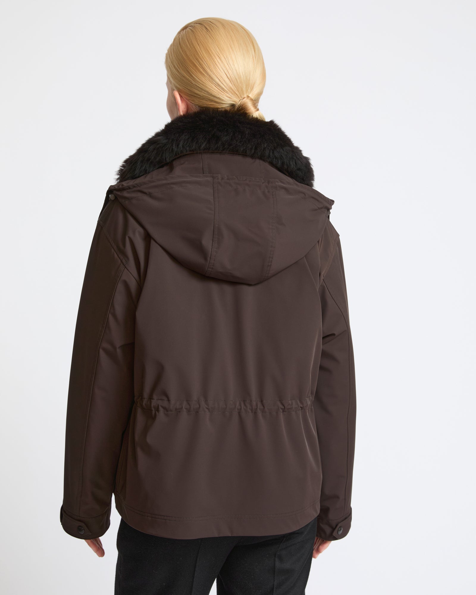 Parka courte à capuche en tissu technique imperméable et peau lainée d'agneau- Yves Salomon - Nouvelle collection Automne Hiver