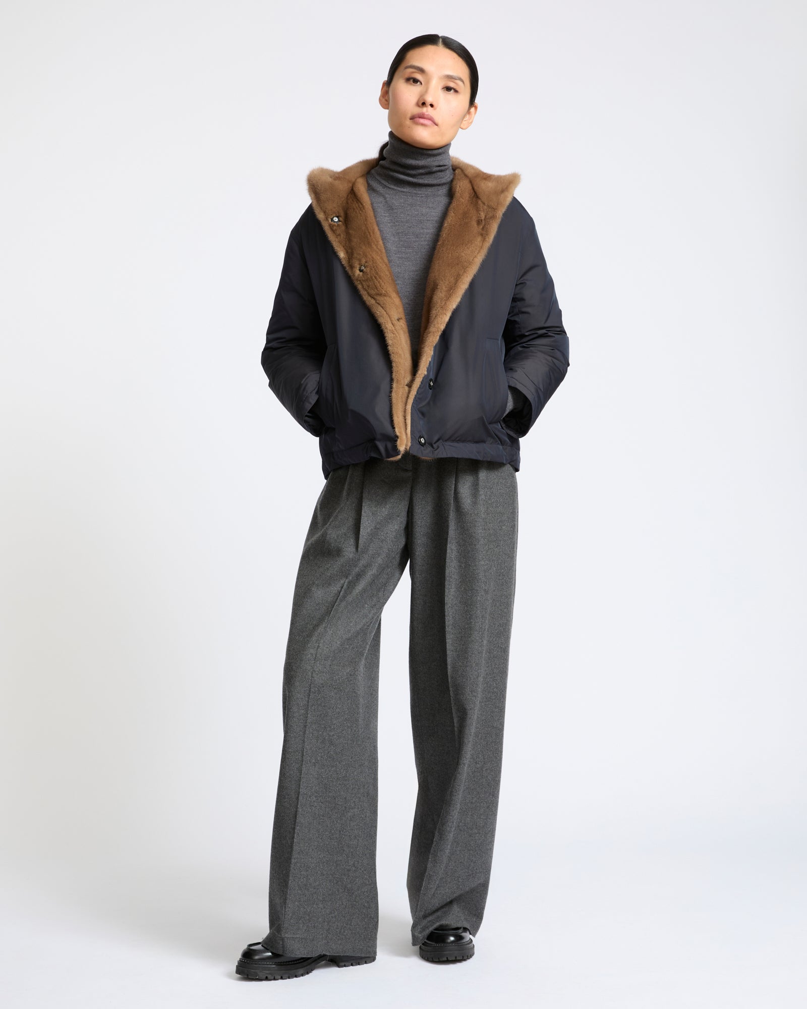 Doudoune courte lisse à capuche en tissu technique déperlant en intérieur fourrure de vison- Yves Salomon - Nouvelle collection Automne Hiver