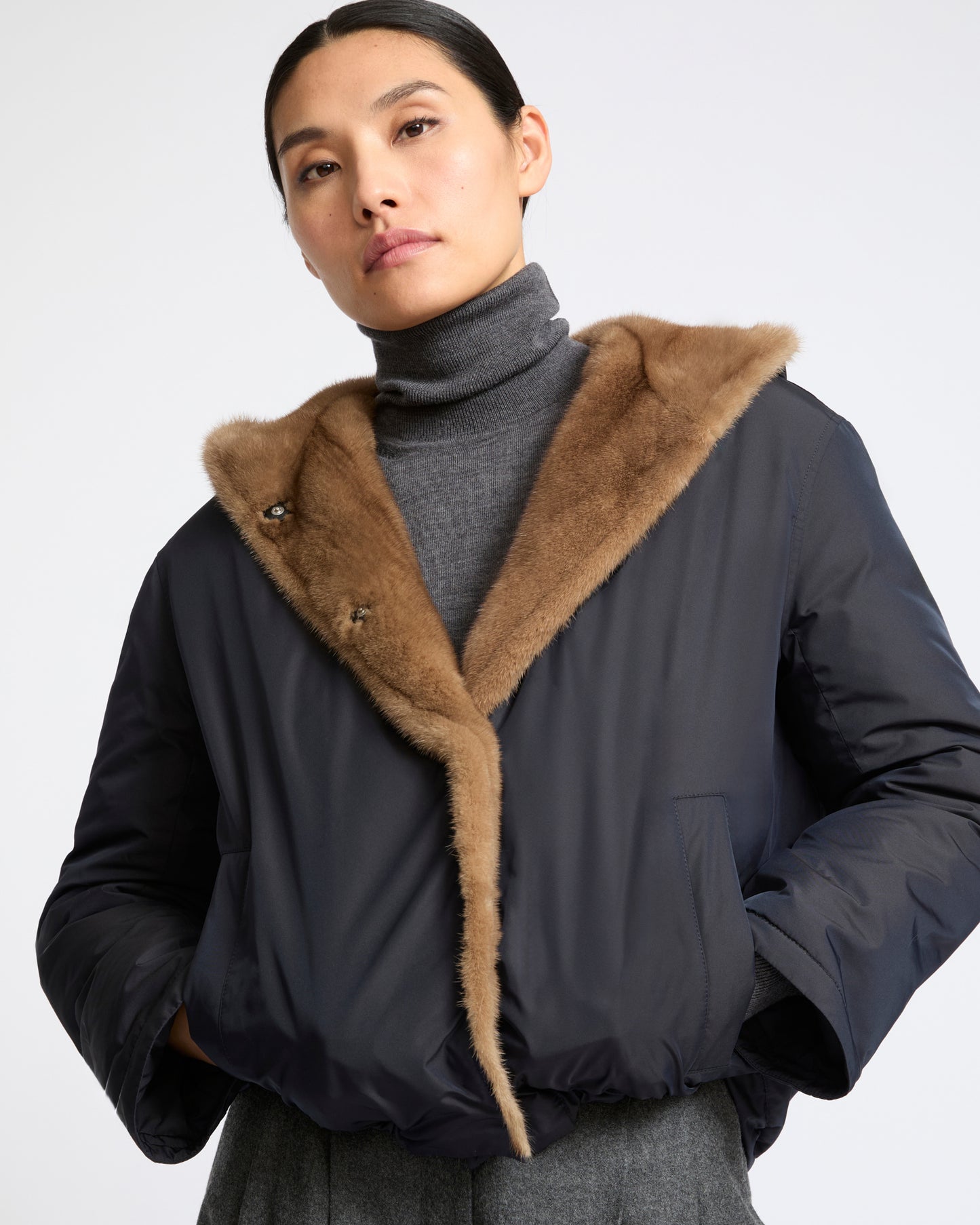 Doudoune courte lisse à capuche en tissu technique déperlant en intérieur fourrure de vison- Yves Salomon - Nouvelle collection Automne Hiver