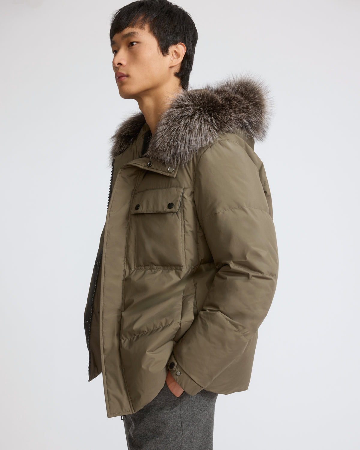 Doudoune courte en tissu technique avec capuche en fourrure de renard - Yves Salomon - Nouvelle collection Automne Hiver