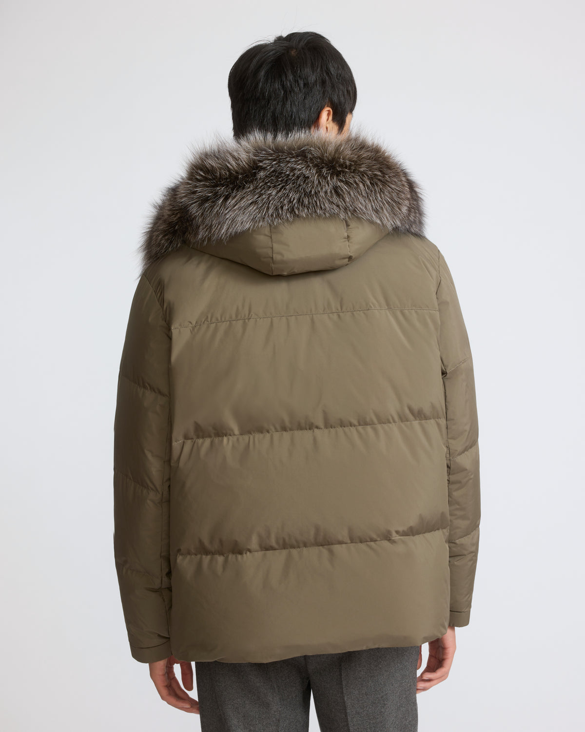 Doudoune courte en tissu technique avec capuche en fourrure de renard - Yves Salomon - Nouvelle collection Automne Hiver