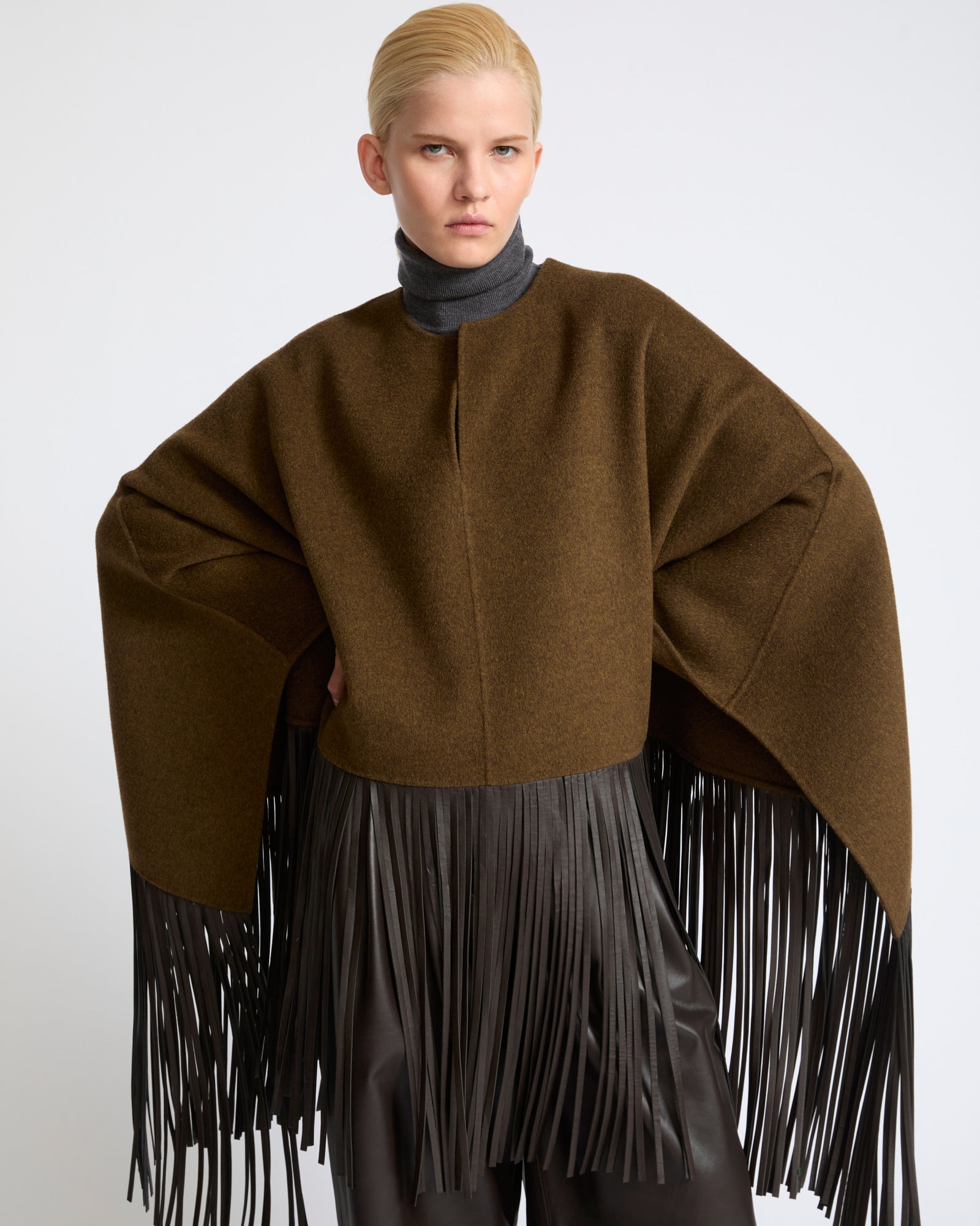 Cape en lainage cachemire double face à franges en cuir d'agneau- Yves Salomon - Nouvelle collection Automne Hiver