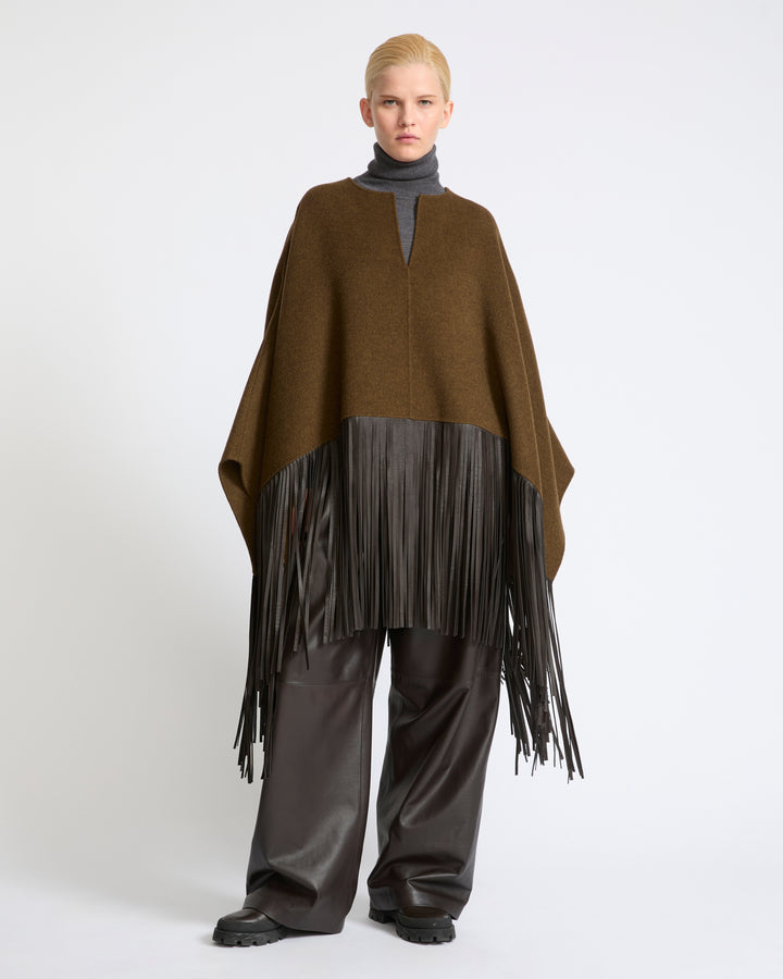 Cape en lainage cachemire double face à franges en cuir d'agneau- Yves Salomon - Nouvelle collection Automne Hiver