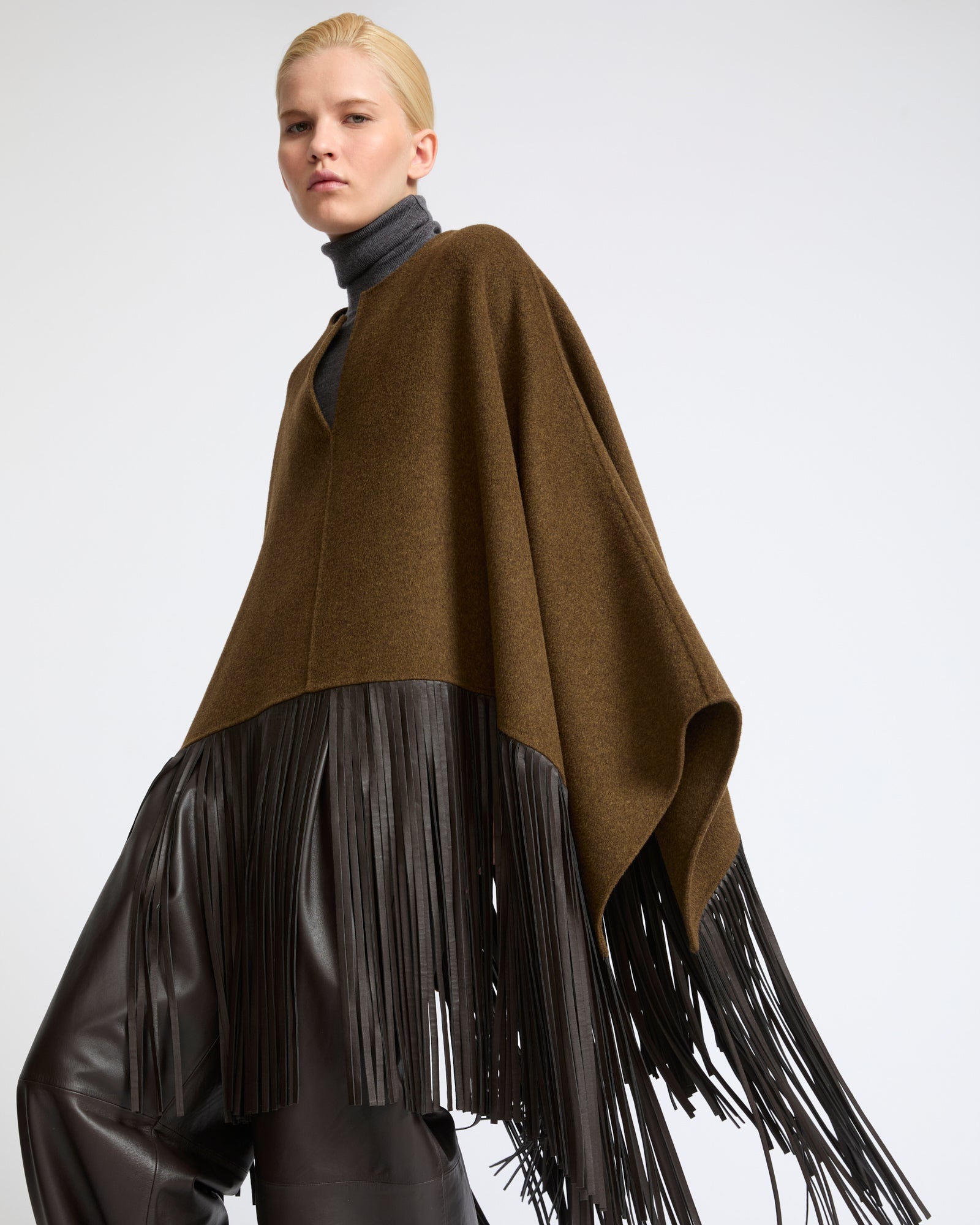 Cape en lainage cachemire double face à franges en cuir d'agneau- Yves Salomon - Nouvelle collection Automne Hiver