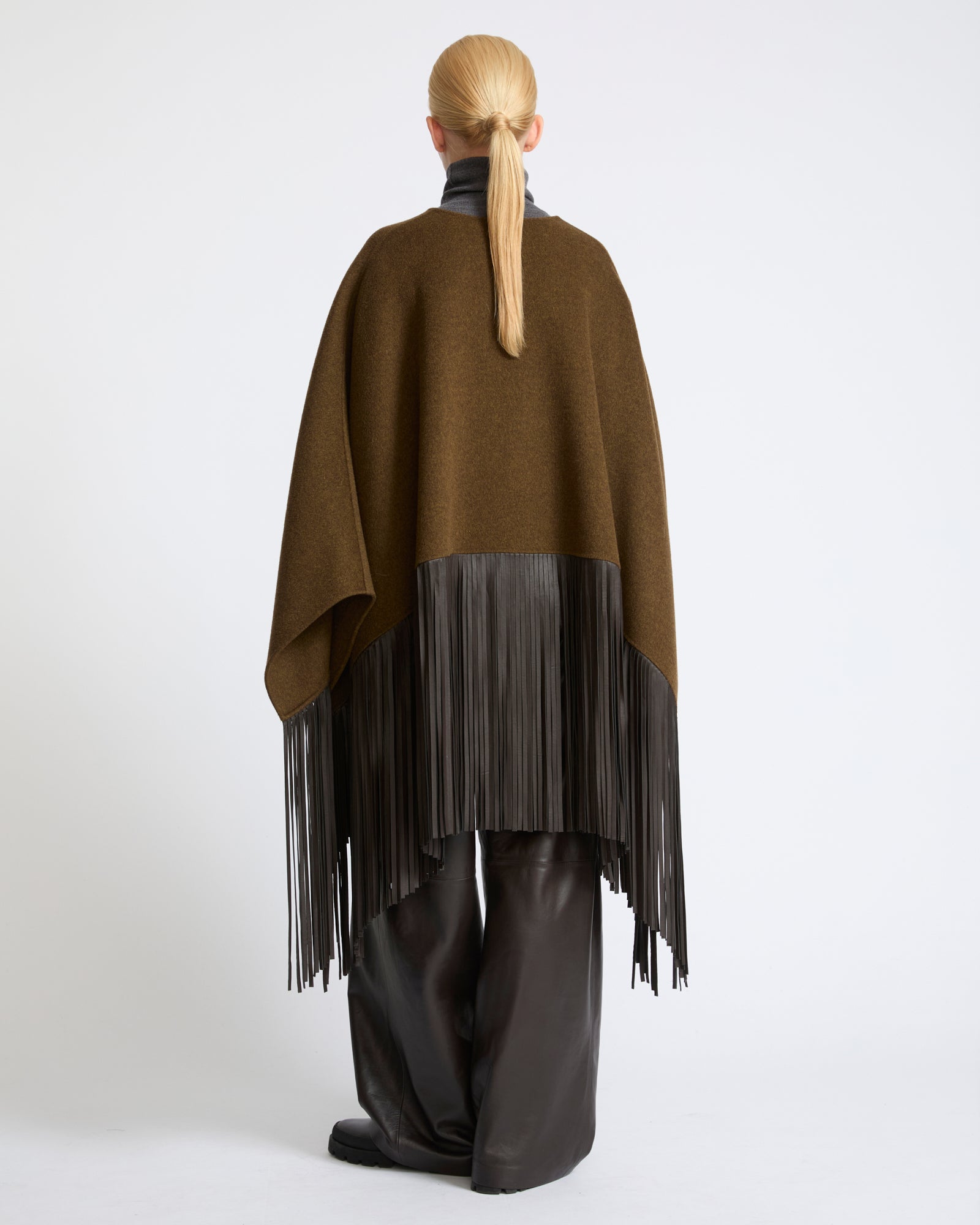 Cape en lainage cachemire double face à franges en cuir d'agneau- Yves Salomon - Nouvelle collection Automne Hiver