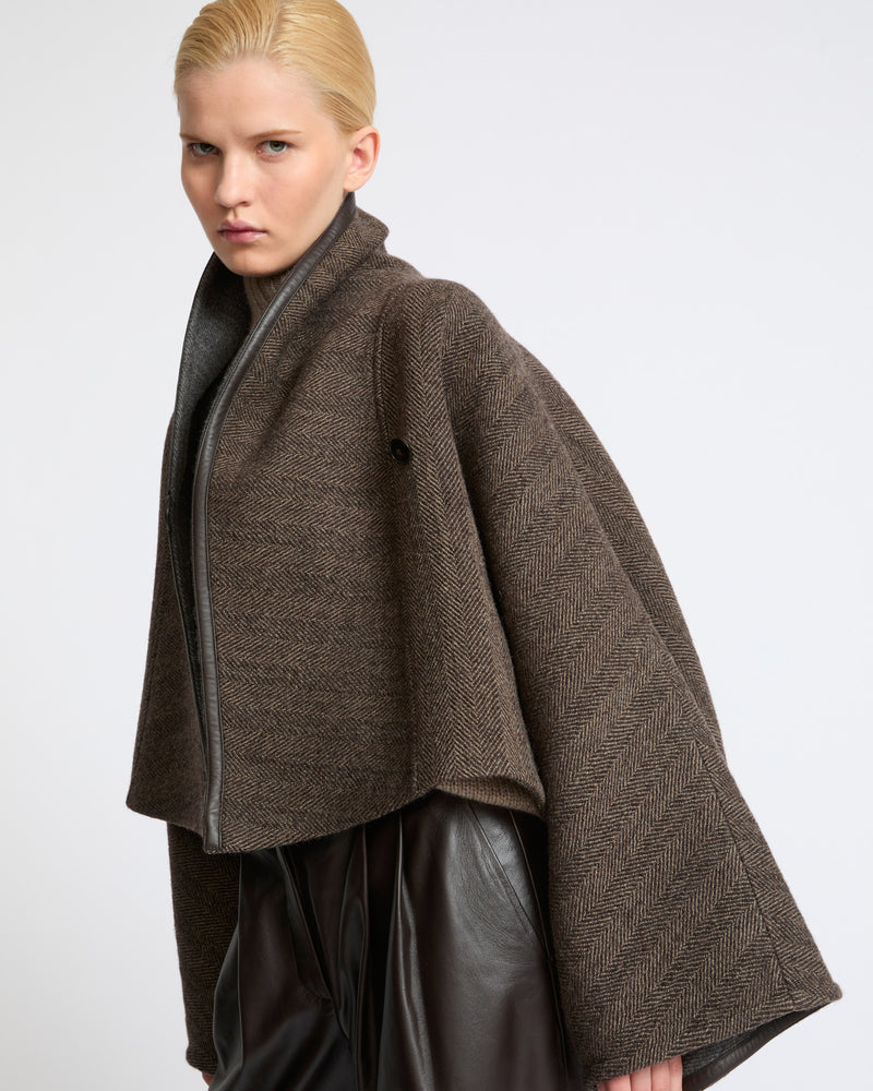 Veste cape en lainage double face à chevrons- Yves Salomon - Nouvelle collection Automne Hiver
