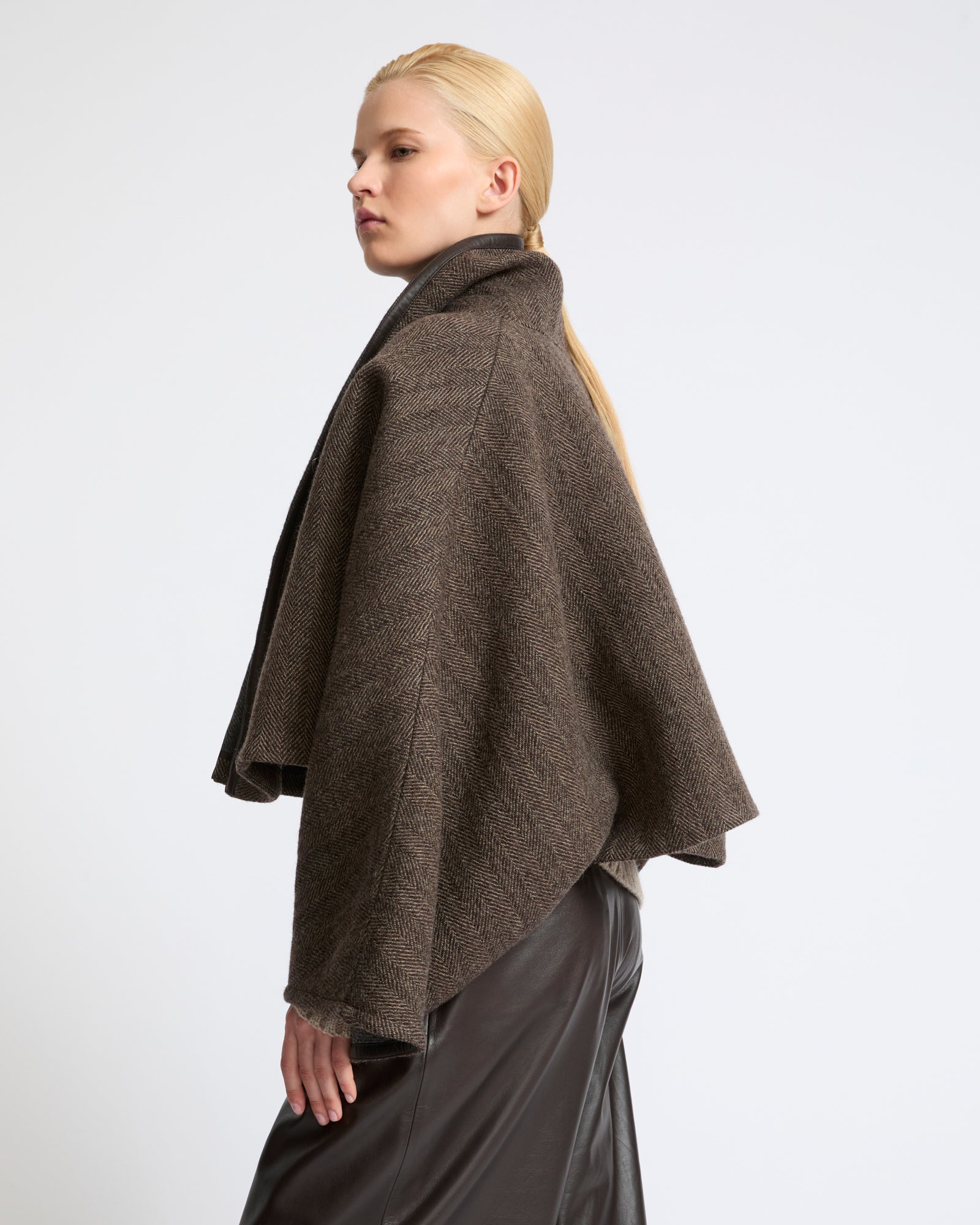 Veste cape en lainage double face à chevrons- Yves Salomon - Nouvelle collection Automne Hiver