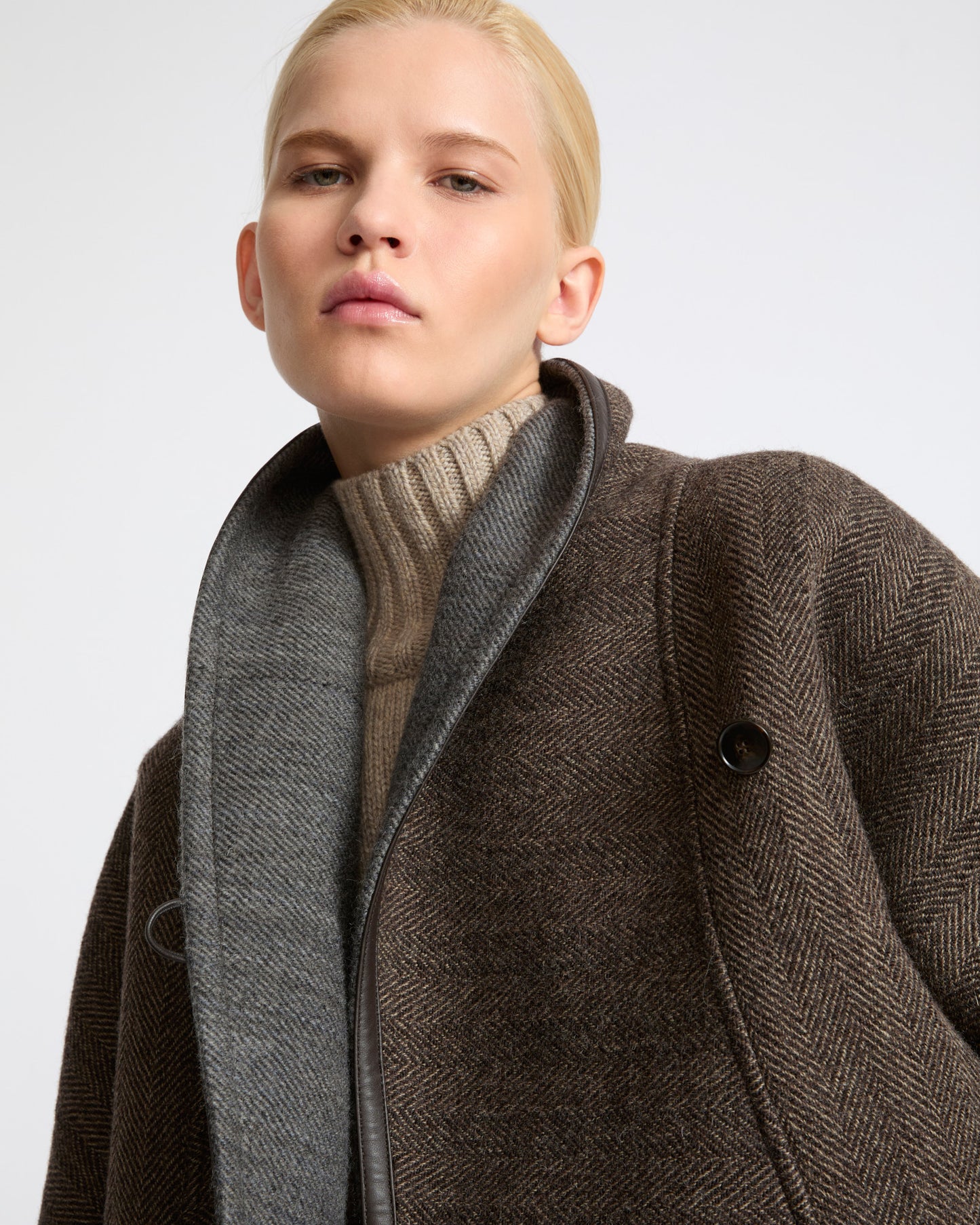 Veste cape en lainage double face à chevrons- Yves Salomon - Nouvelle collection Automne Hiver