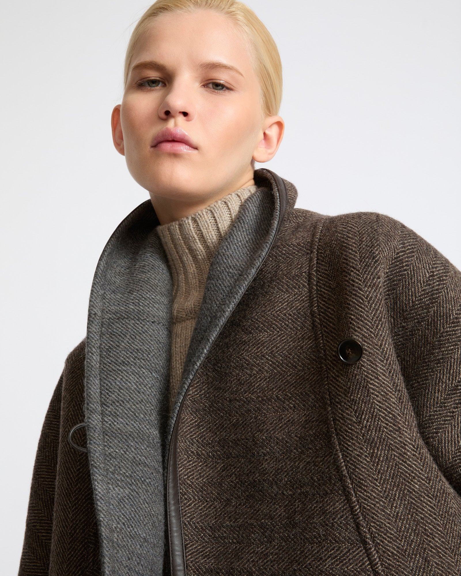 Veste cape en lainage double face à chevrons- Yves Salomon - Nouvelle collection Automne Hiver