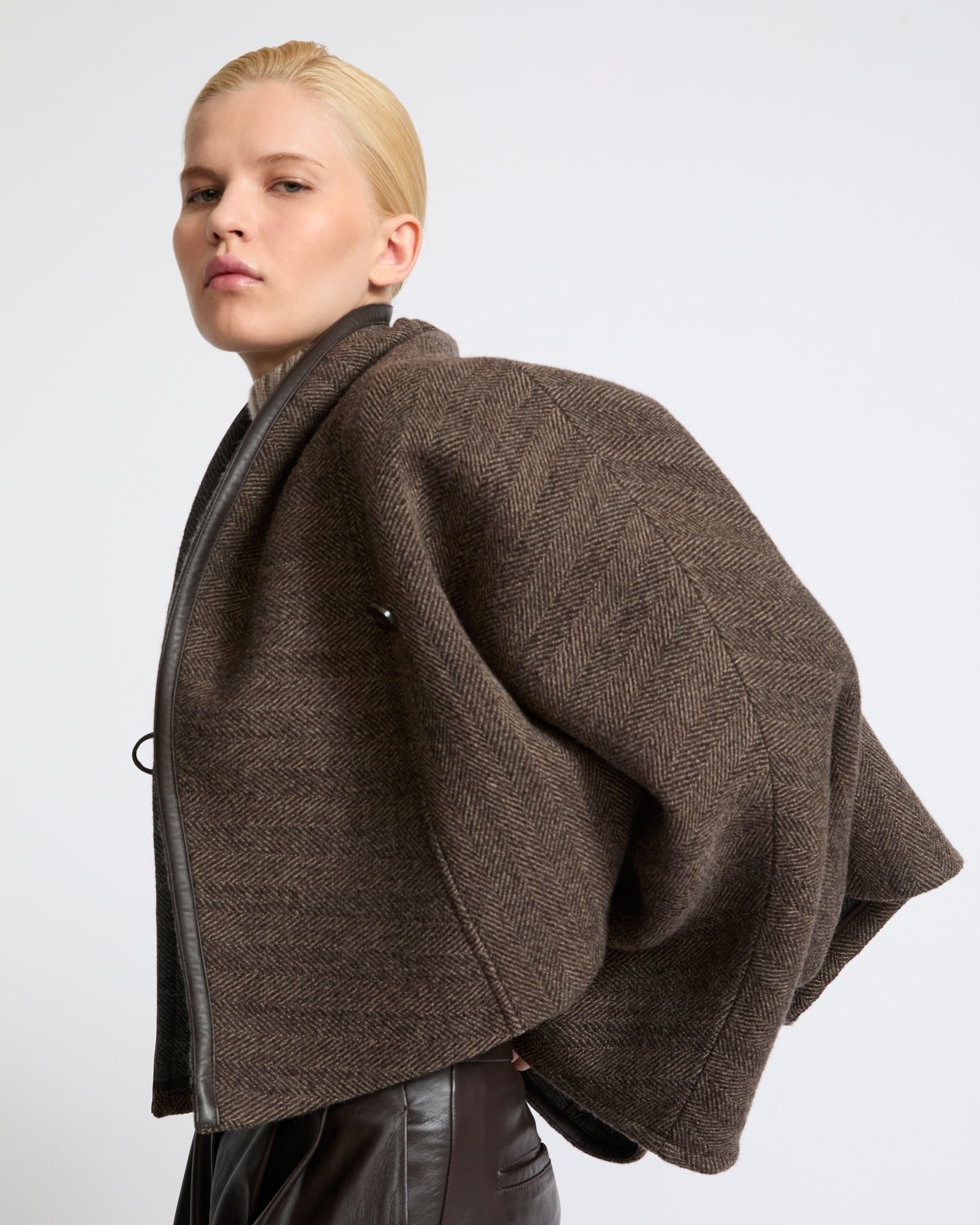 Veste cape en lainage double face à chevrons- Yves Salomon - Nouvelle collection Automne Hiver