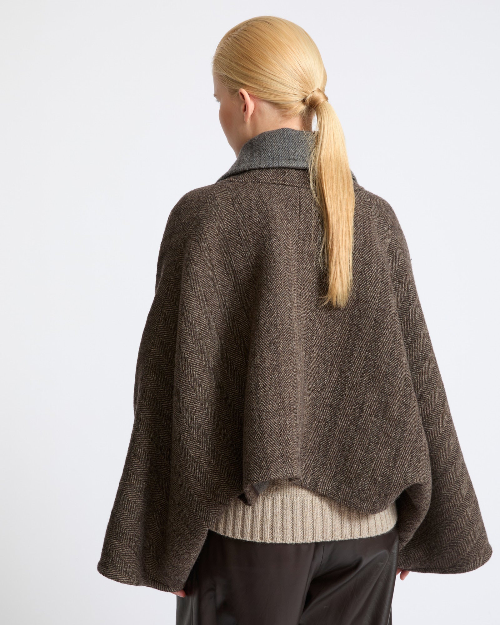 Veste cape en lainage double face à chevrons- Yves Salomon - Nouvelle collection Automne Hiver