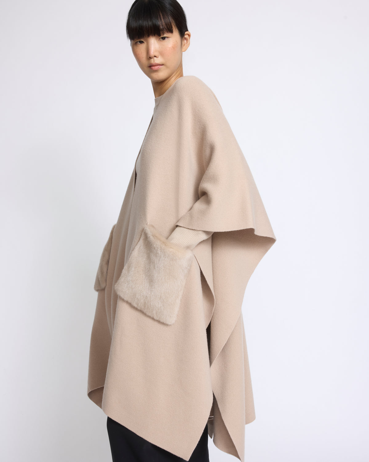Poncho en maille Mérinos et fourrure de vison - Yves Salomon - Nouvelle collection Automne Hiver