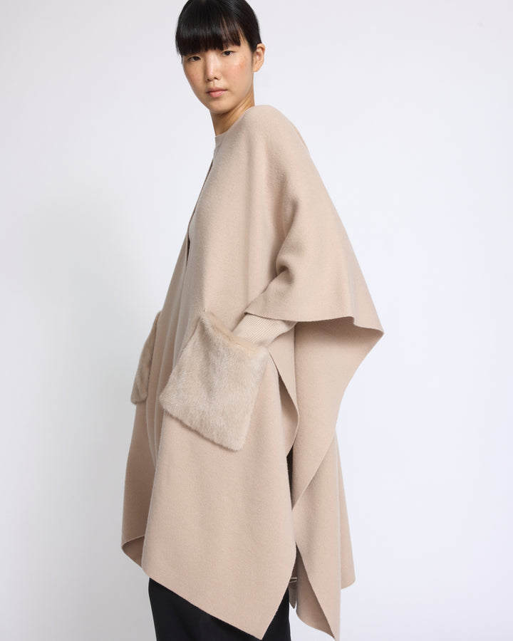 Poncho en maille Mérinos et fourrure de vison - Yves Salomon - Nouvelle collection Automne Hiver