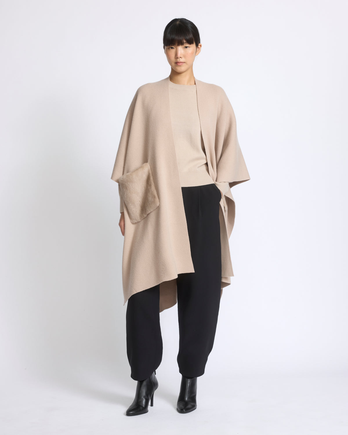 Poncho en maille Mérinos et fourrure de vison - Yves Salomon - Nouvelle collection Automne Hiver