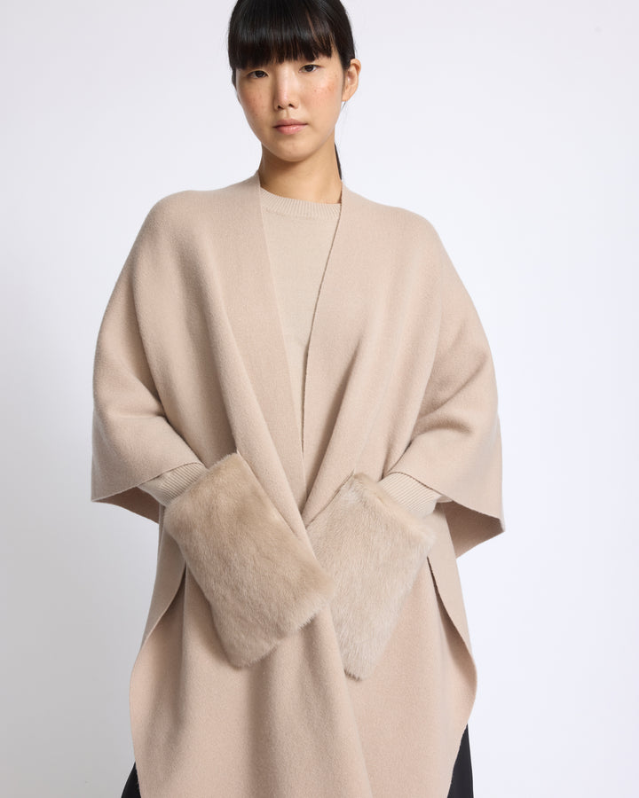 Poncho en maille Mérinos et fourrure de vison - Yves Salomon - Nouvelle collection Automne Hiver