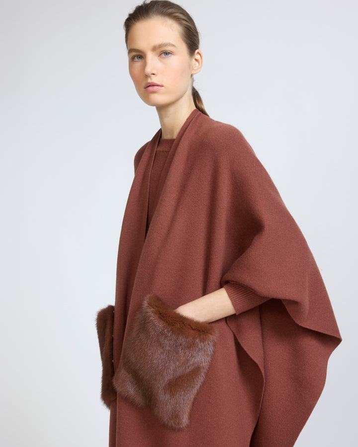 Poncho en maille Mérinos et fourrure de vison