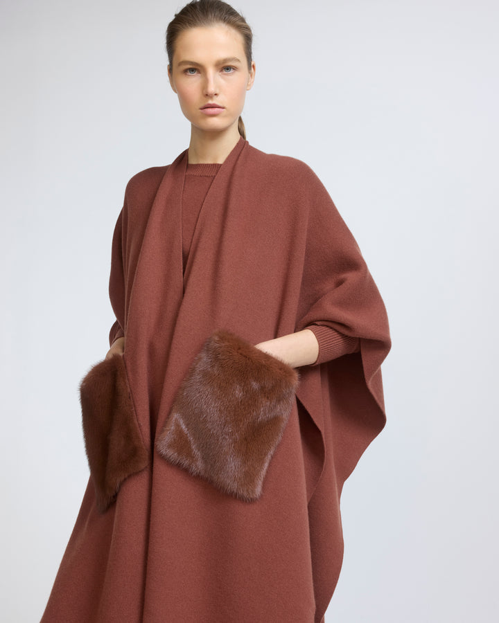 Poncho en maille Mérinos et fourrure de vison
