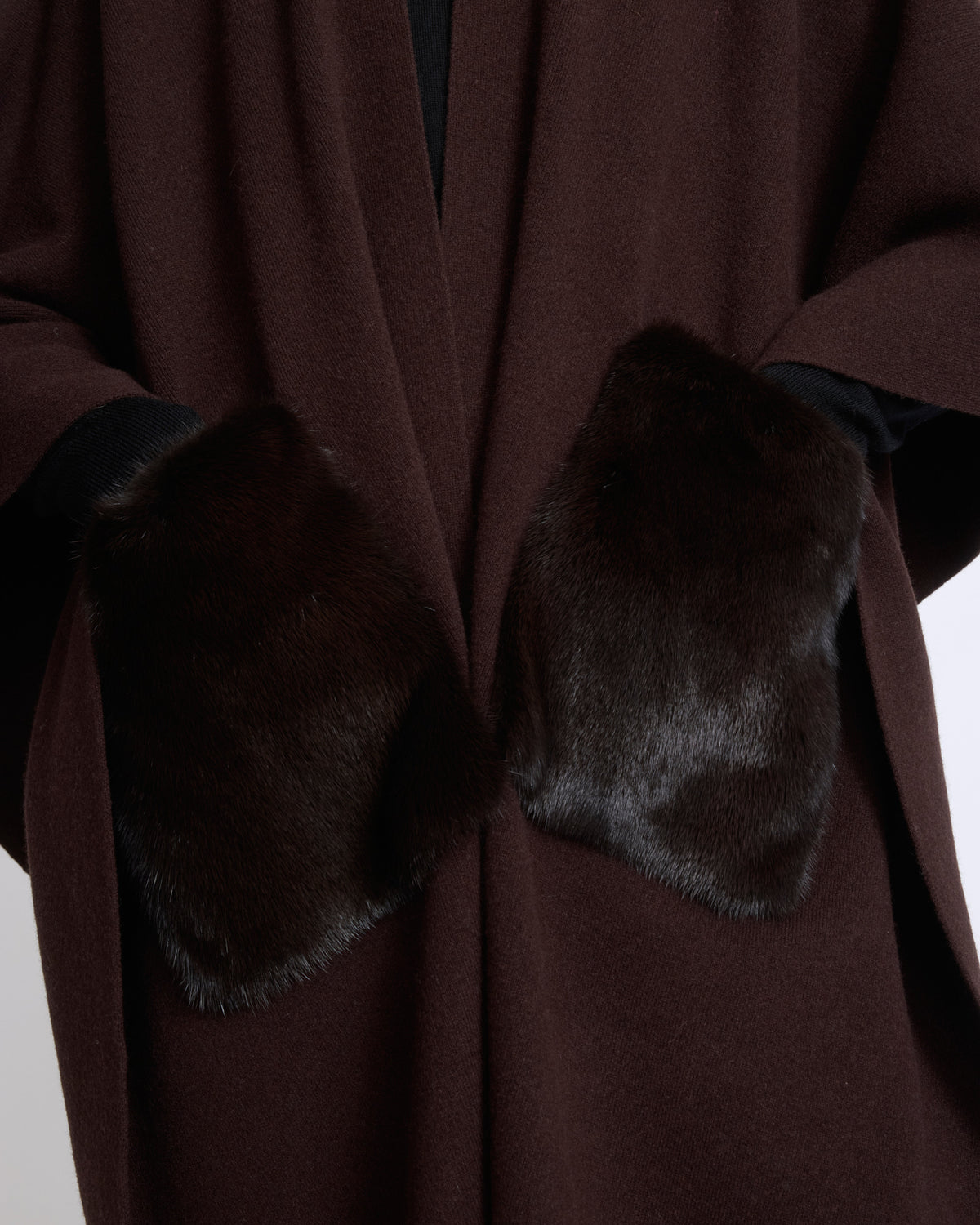 Poncho en maille Mérinos et fourrure de vison - Yves Salomon - Nouvelle collection Automne Hiver