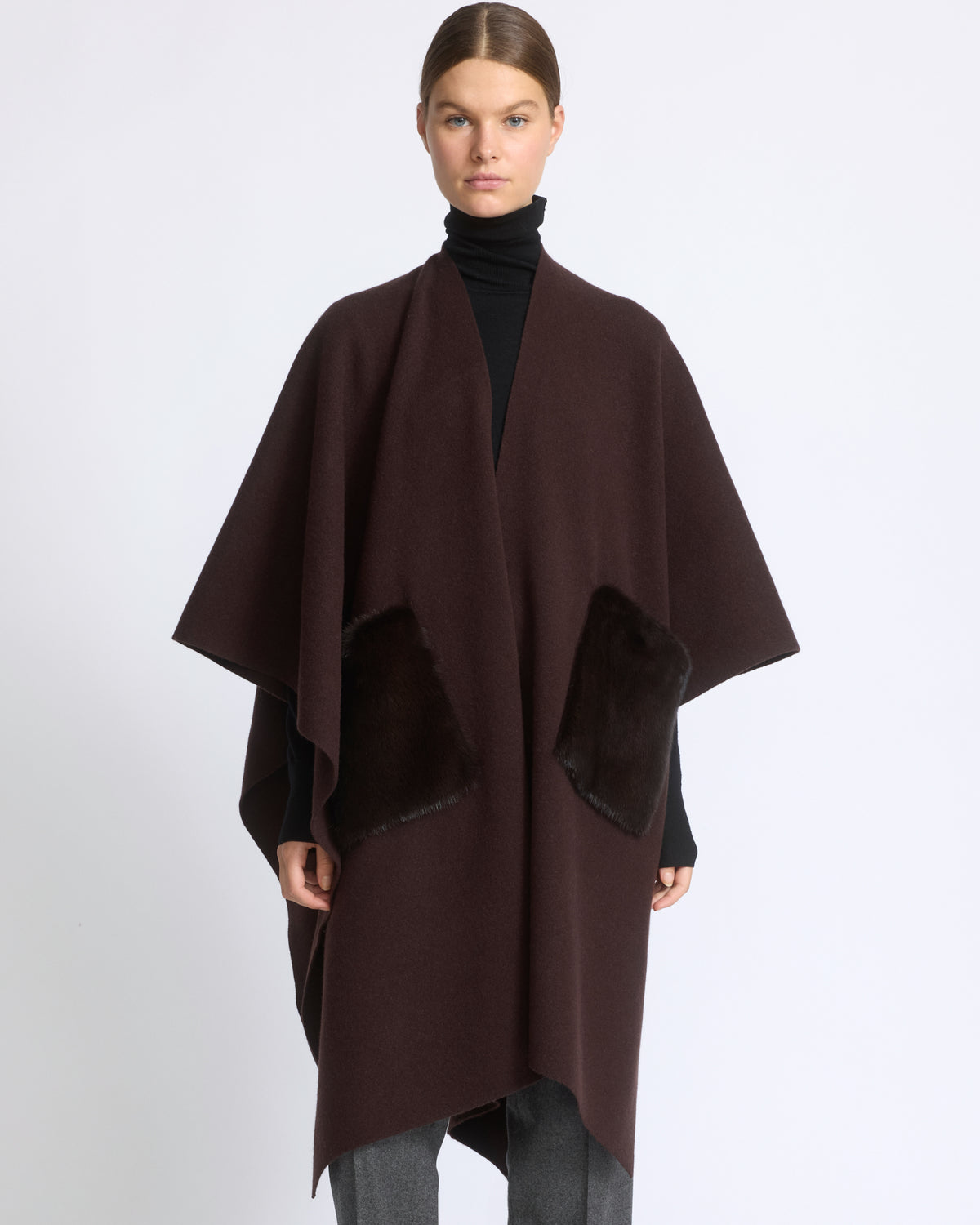 Poncho en maille Mérinos et fourrure de vison - Yves Salomon - Nouvelle collection Automne Hiver