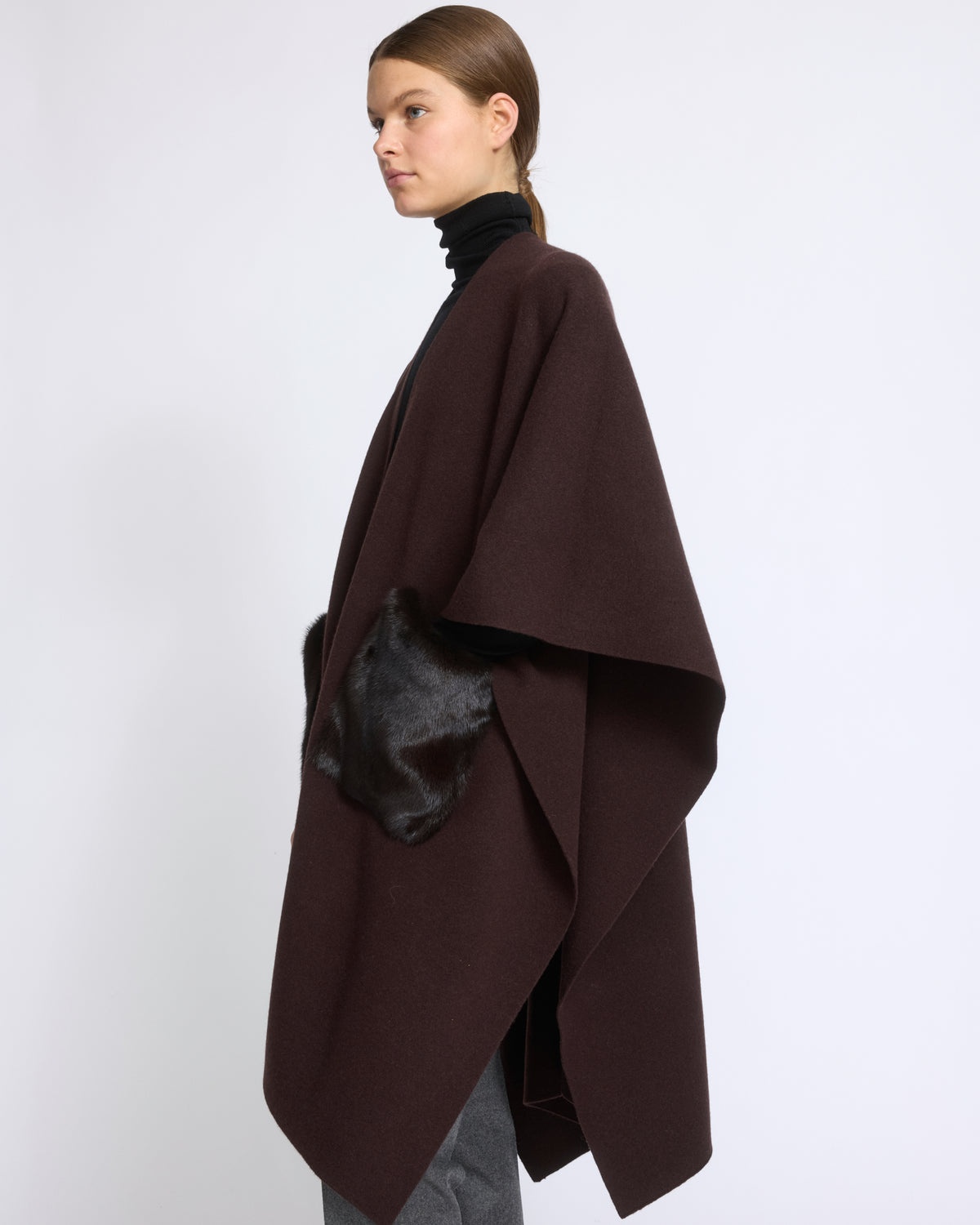 Poncho en maille Mérinos et fourrure de vison - Yves Salomon - Nouvelle collection Automne Hiver