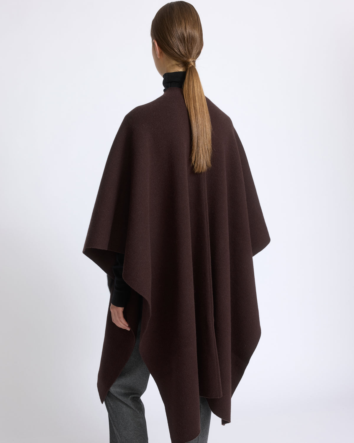 Poncho en maille Mérinos et fourrure de vison - Yves Salomon - Nouvelle collection Automne Hiver