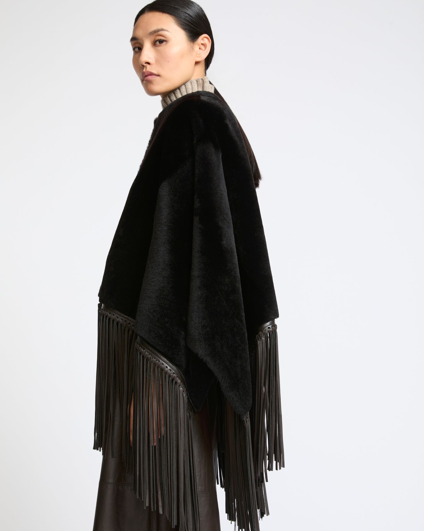 Cape à franges en peau lainée d'agneau- Yves Salomon - Nouvelle collection Automne Hiver