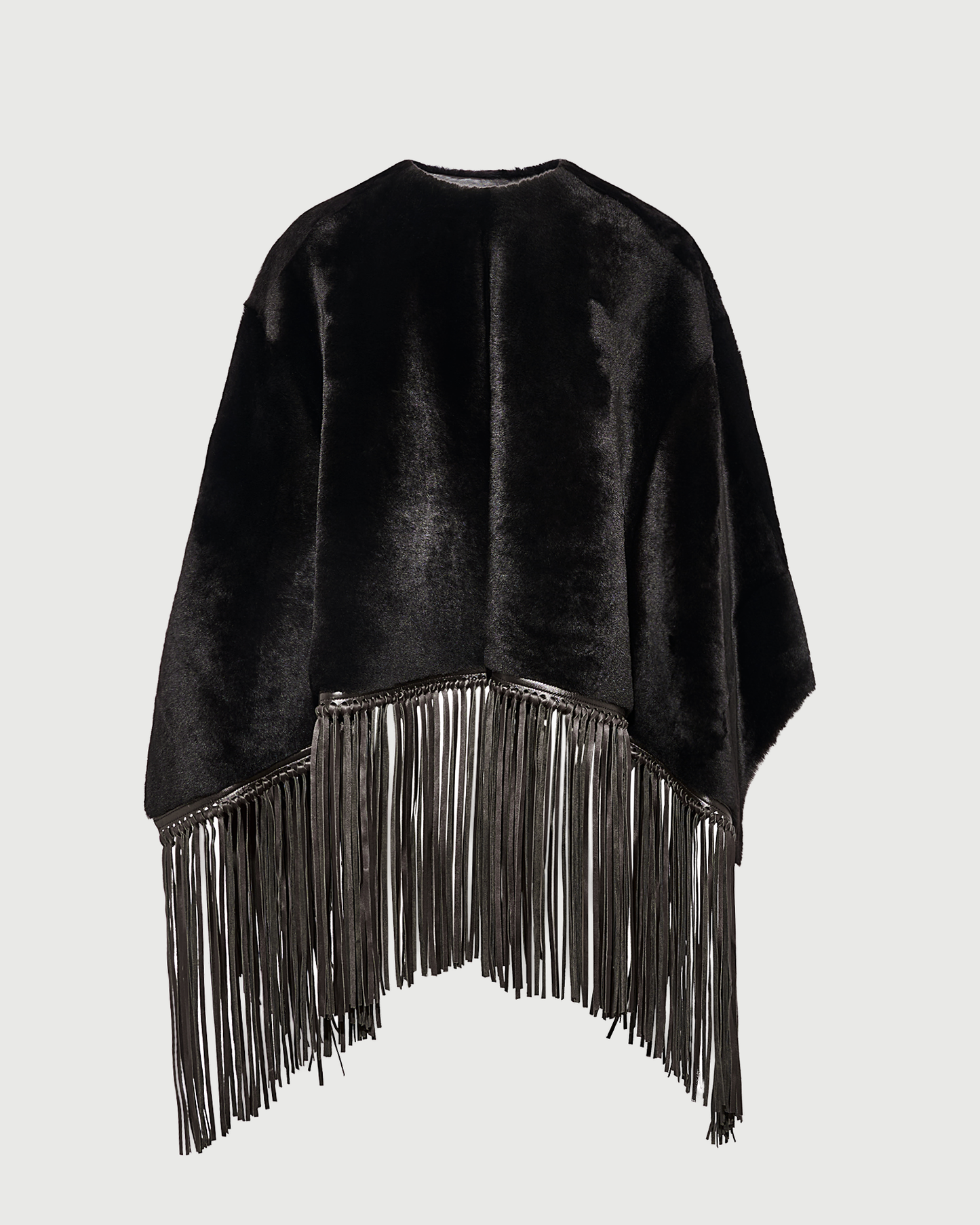 Cape à franges en peau lainée d'agneau- Yves Salomon - Nouvelle collection Automne Hiver