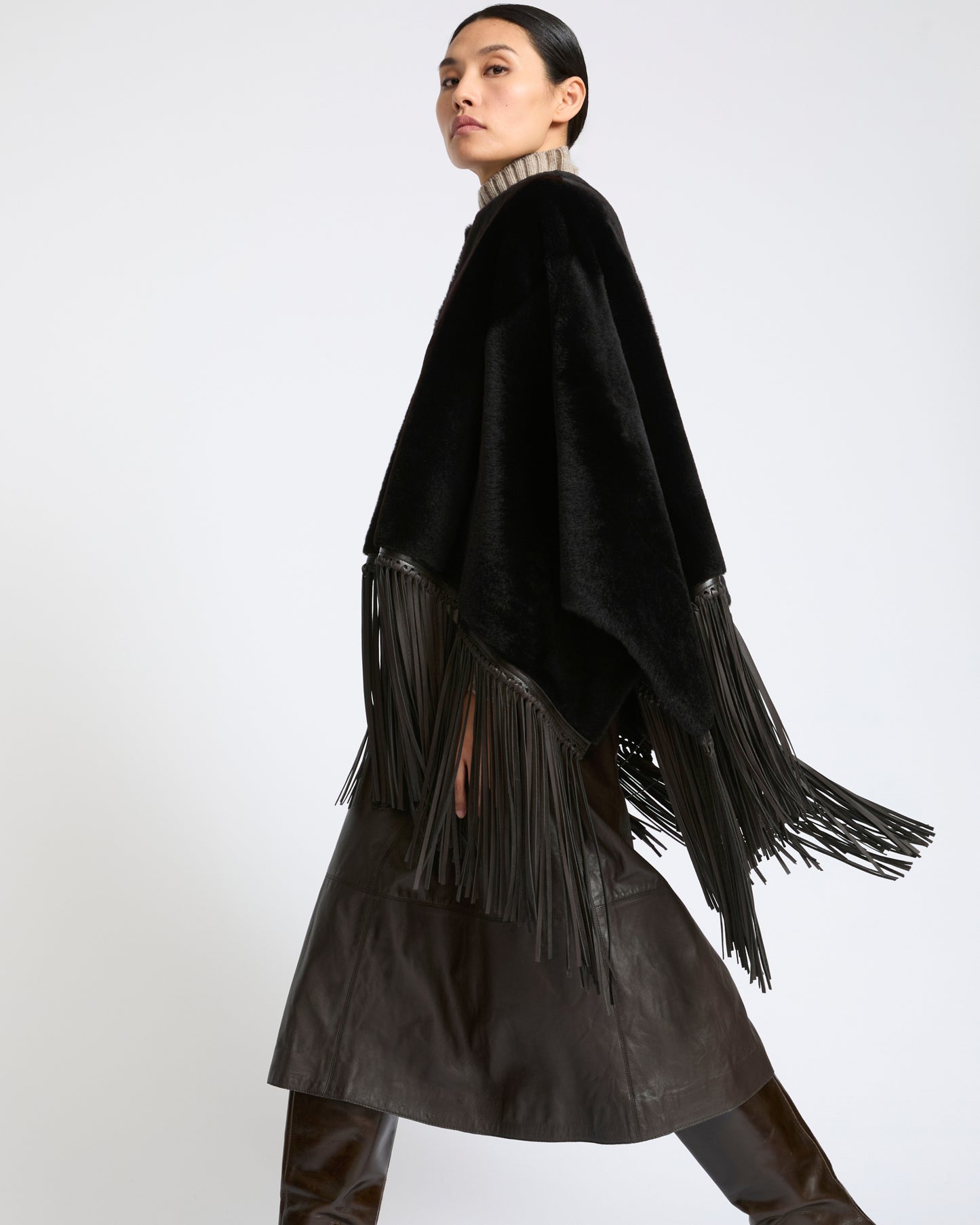 Cape à franges en peau lainée d'agneau- Yves Salomon - Nouvelle collection Automne Hiver