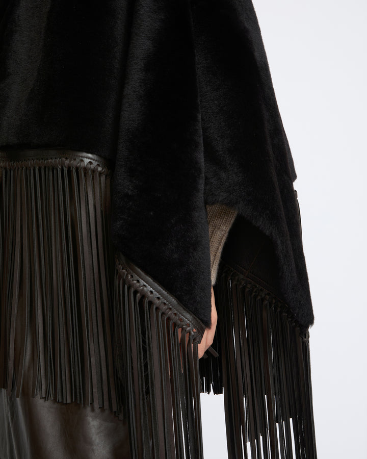 Cape à franges en peau lainée d'agneau- Yves Salomon - Nouvelle collection Automne Hiver