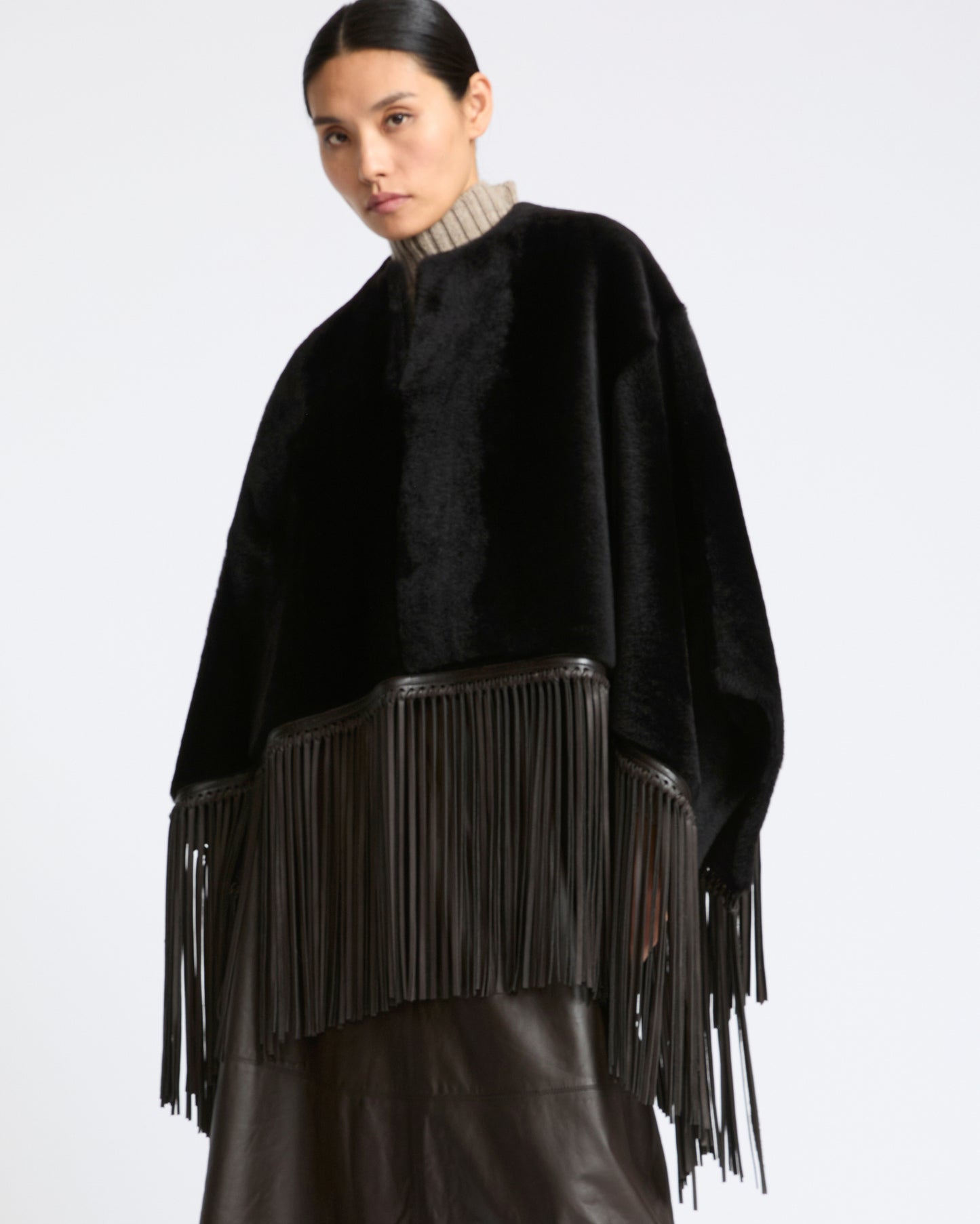 Cape à franges en peau lainée d'agneau- Yves Salomon - Nouvelle collection Automne Hiver