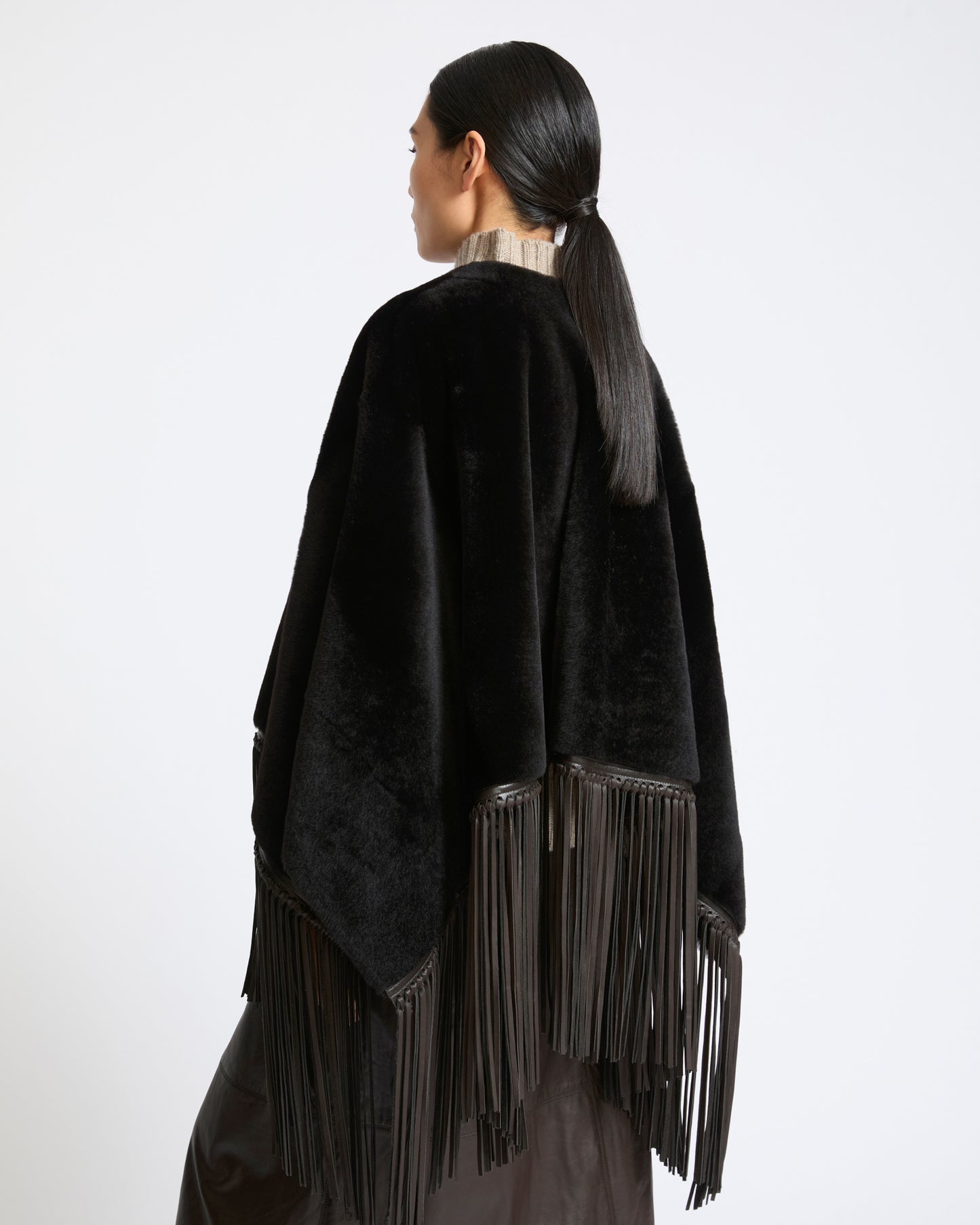 Cape à franges en peau lainée d'agneau- Yves Salomon - Nouvelle collection Automne Hiver