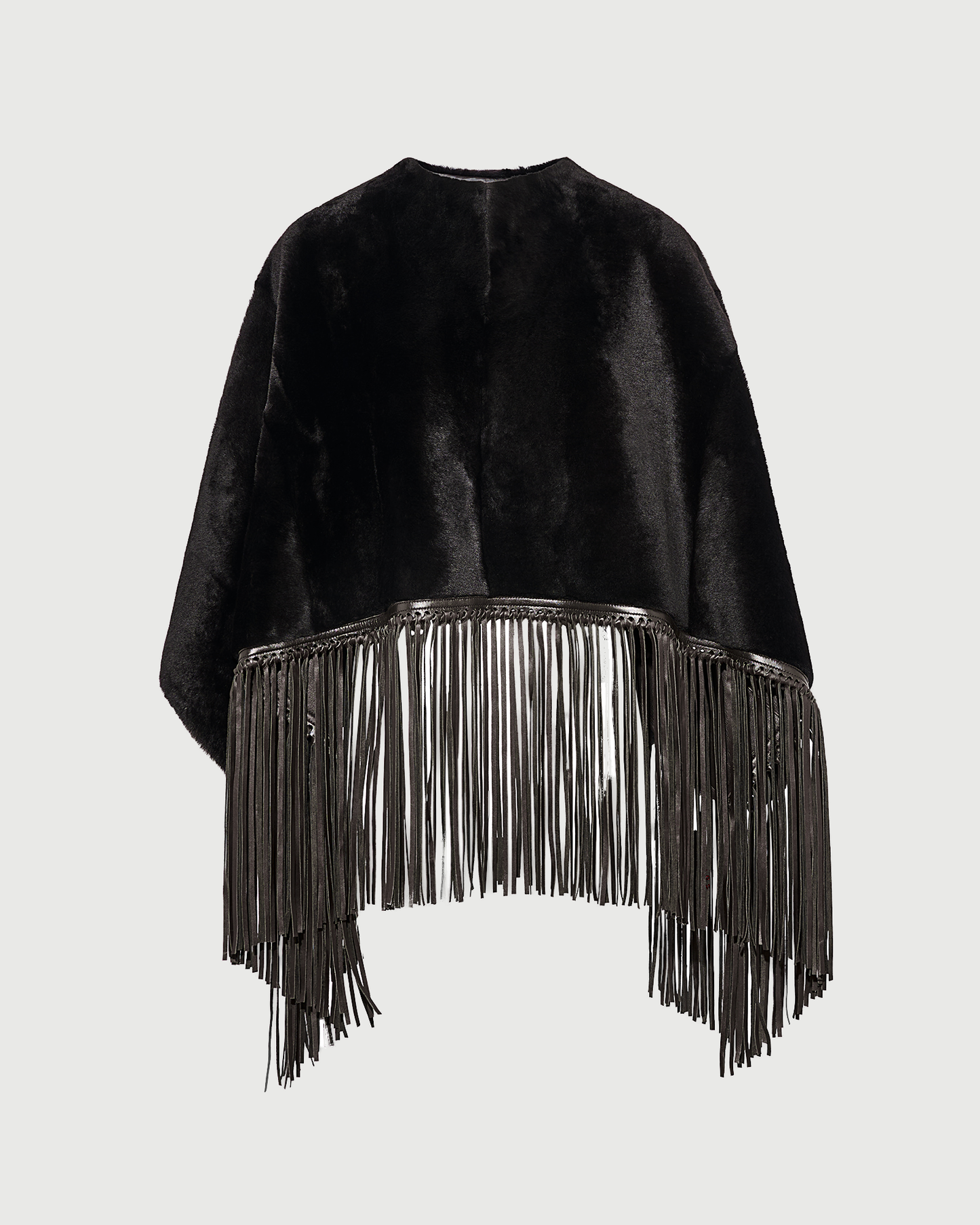 Cape à franges en peau lainée d'agneau- Yves Salomon - Nouvelle collection Automne Hiver