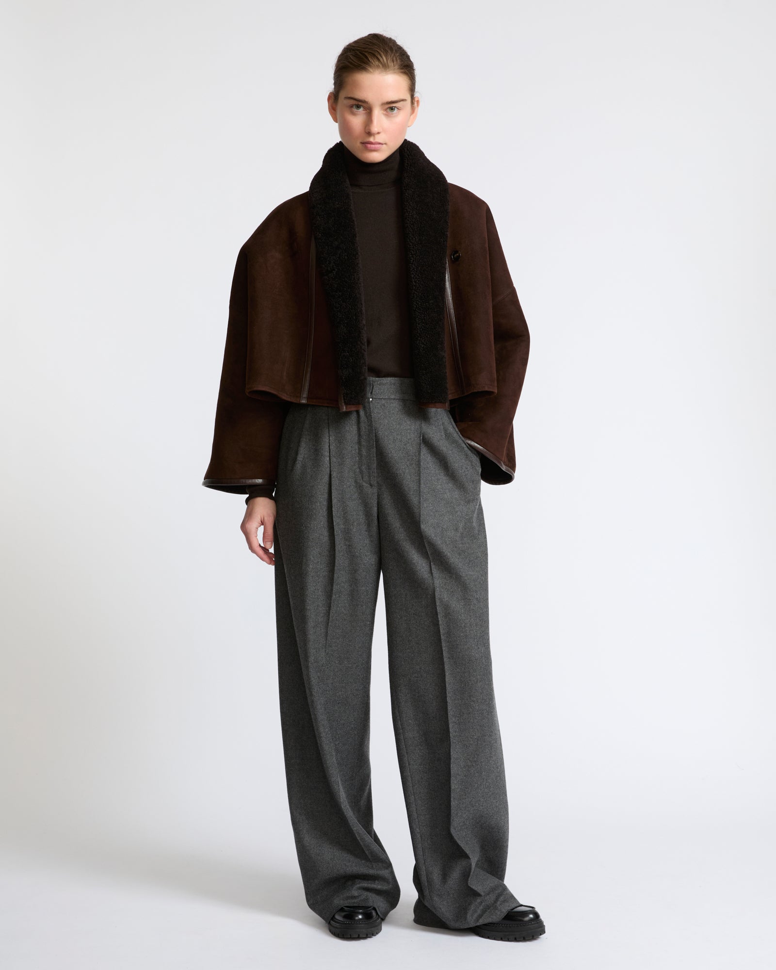 Cape courte en peau lainée d'agneau- Yves Salomon - Nouvelle collection Automne Hiver