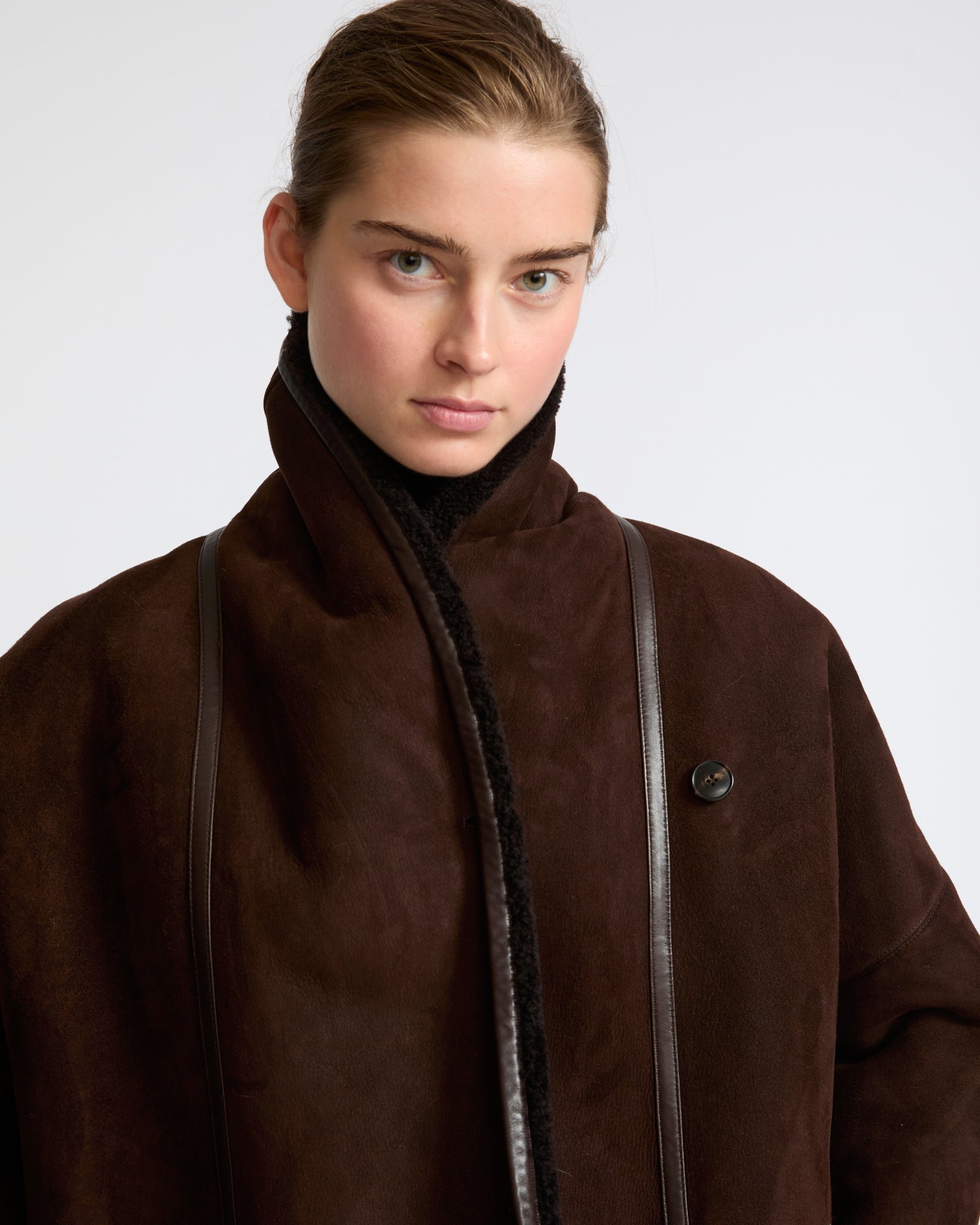 Cape courte en peau lainée d'agneau- Yves Salomon - Nouvelle collection Automne Hiver
