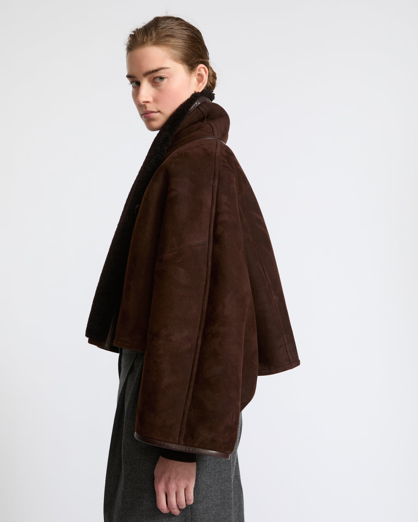 Cape courte en peau lainée d'agneau- Yves Salomon - Nouvelle collection Automne Hiver