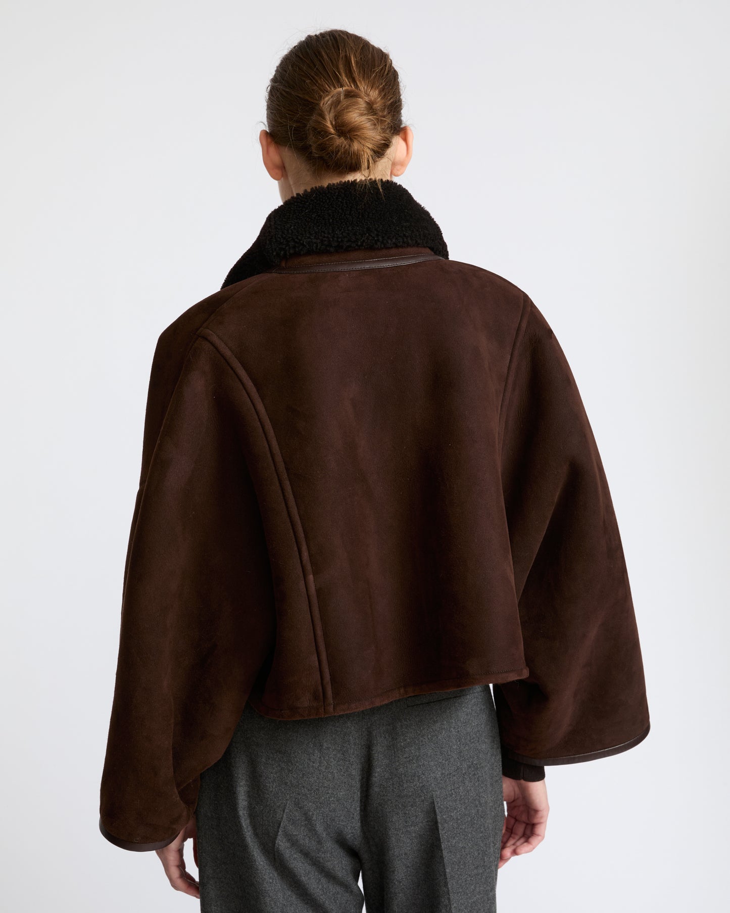Cape courte en peau lainée d'agneau- Yves Salomon - Nouvelle collection Automne Hiver