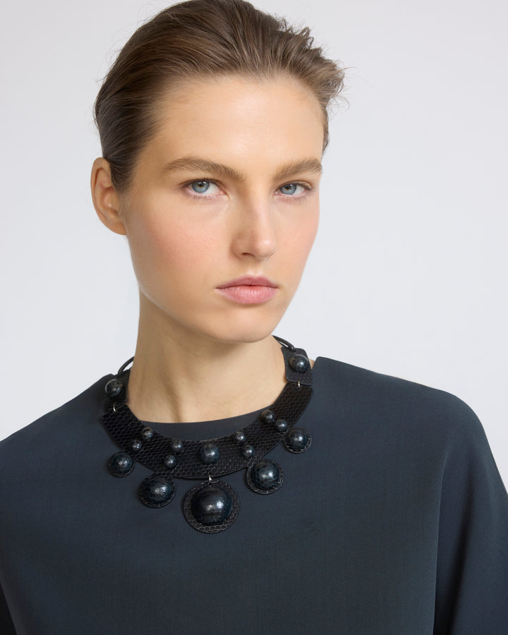 Top en crêpe de soie et collier