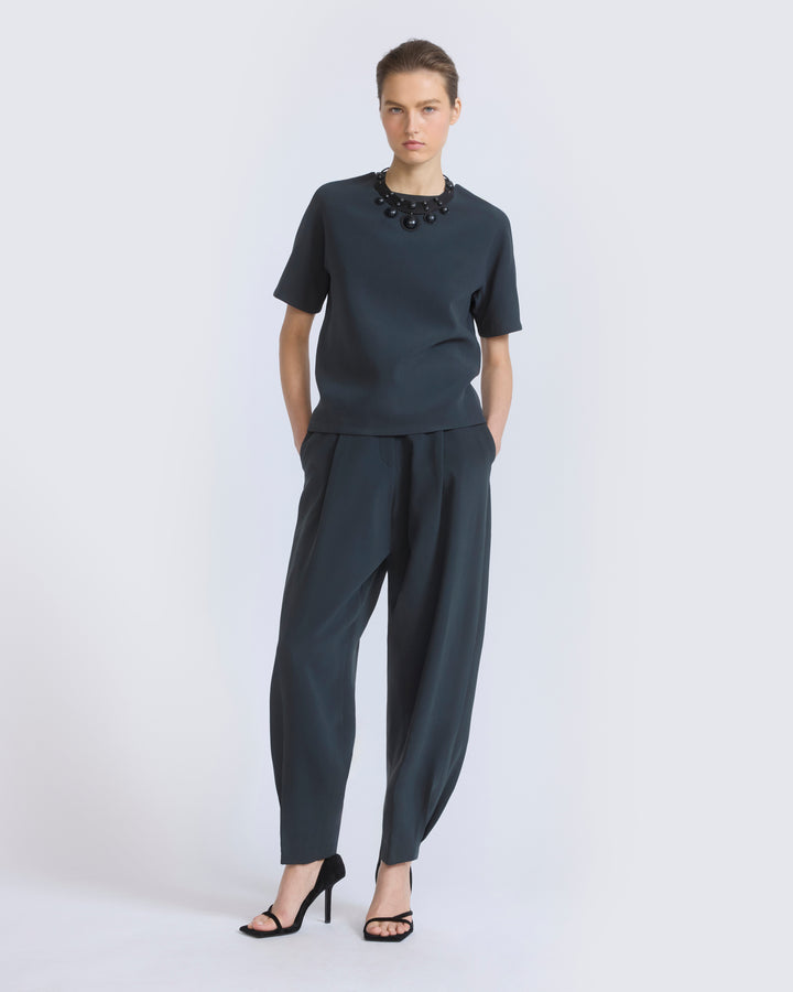 Top en crêpe de soie et collier