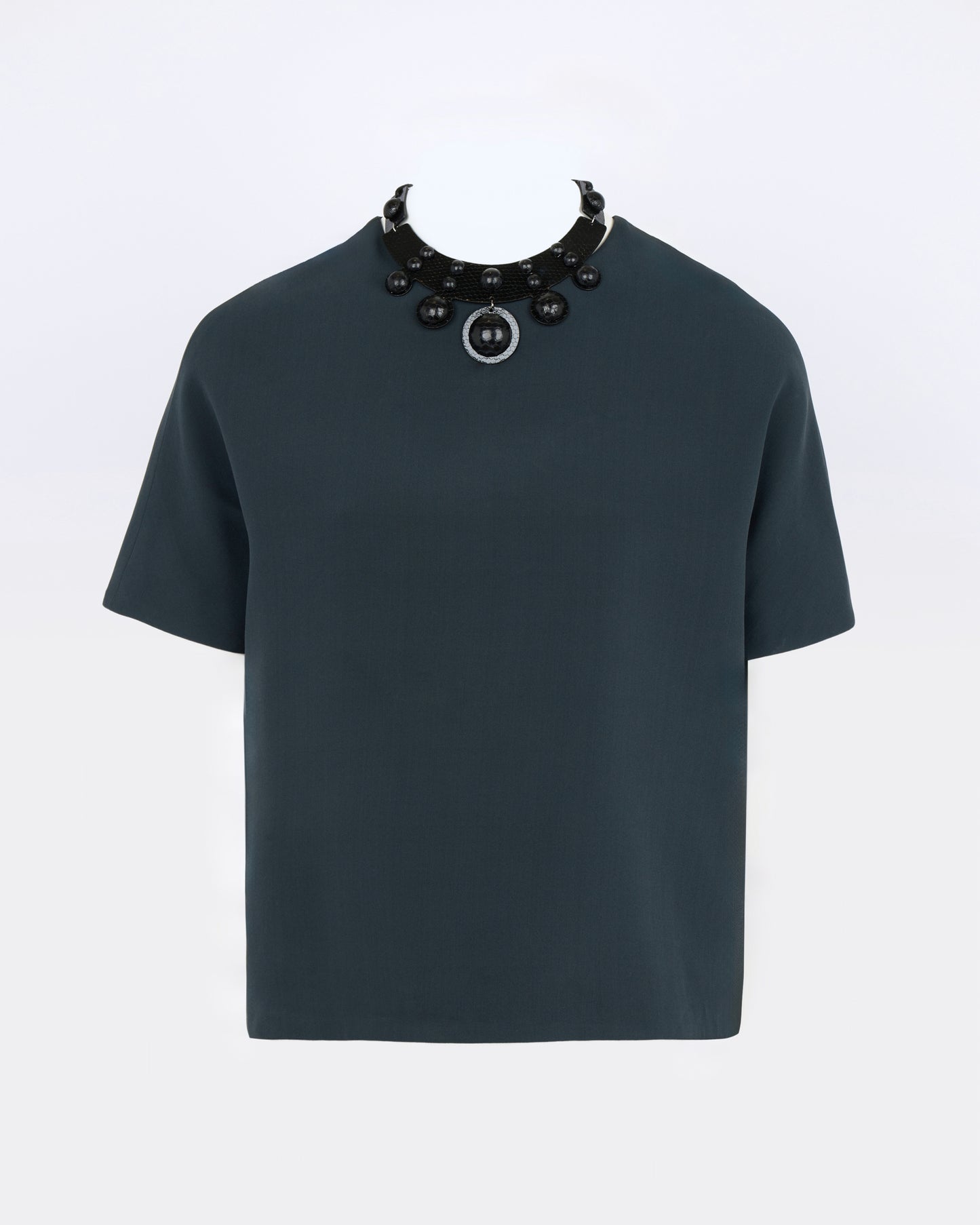 Top en crêpe de soie et collier