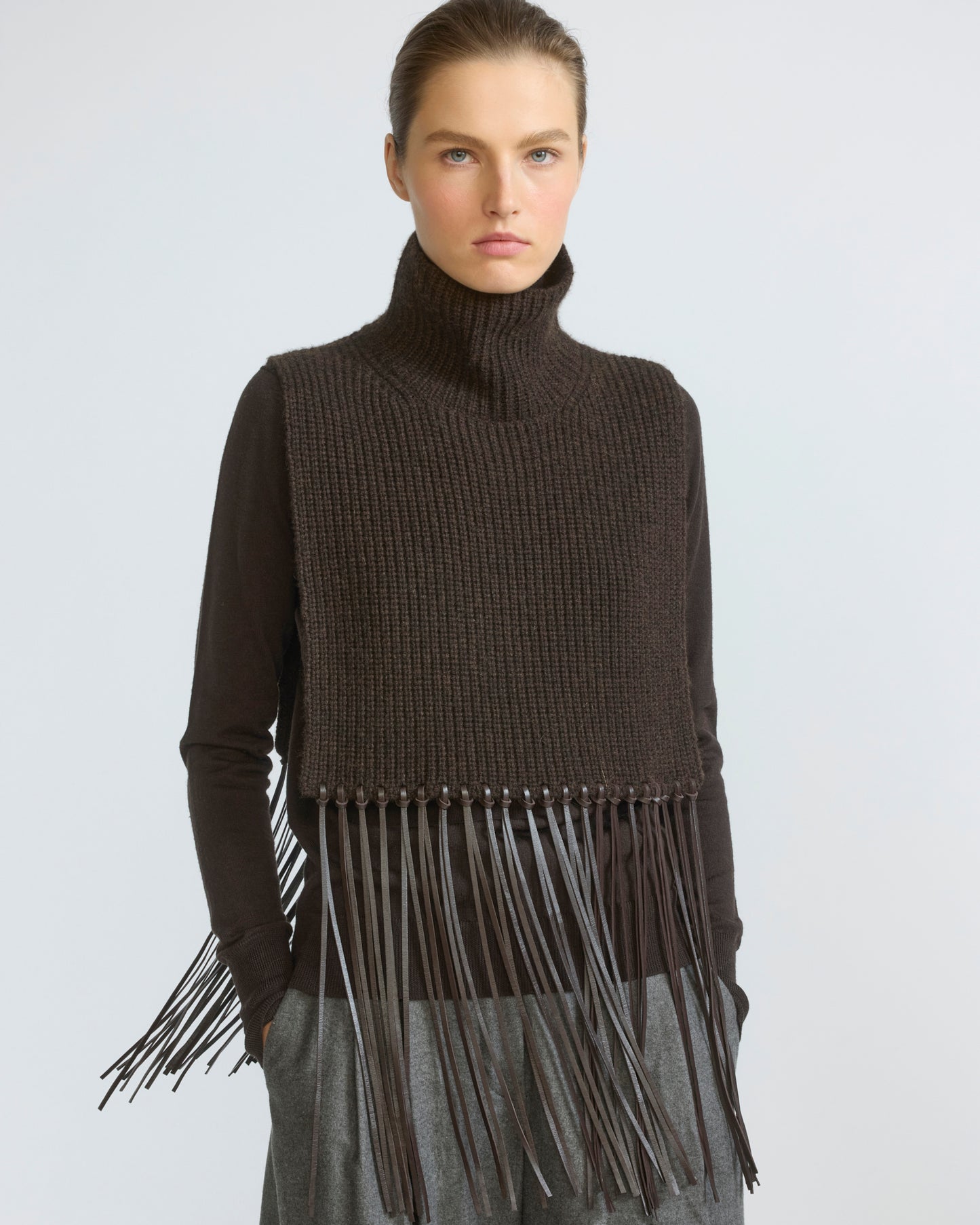 Plastron en maille 100% cachemire avec franges en cuir