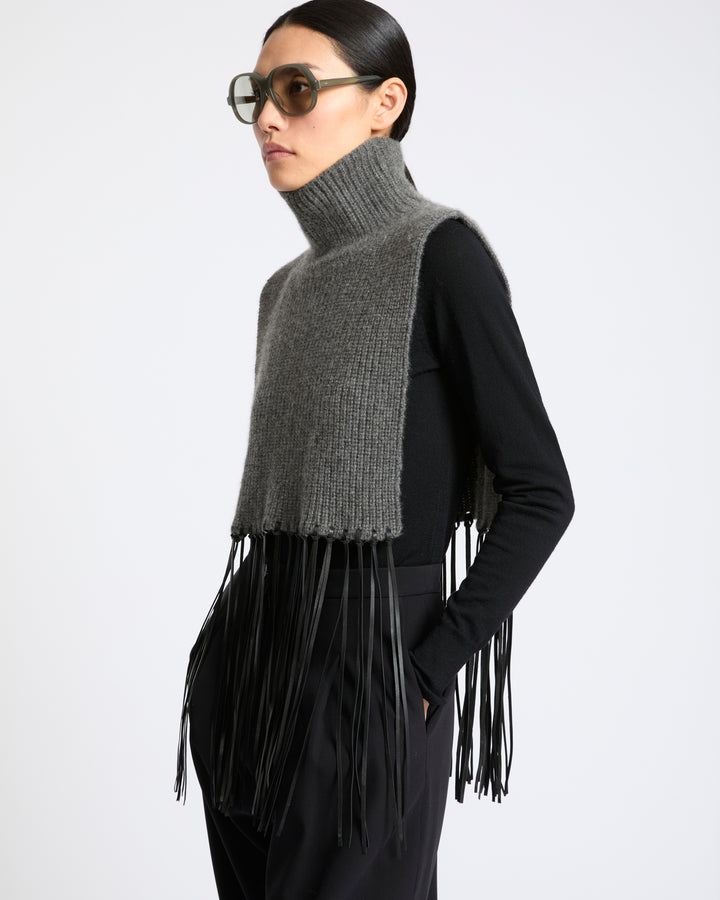 Plastron en maille 100% cachemire avec franges en cuir- Yves Salomon - Nouvelle collection Automne Hiver